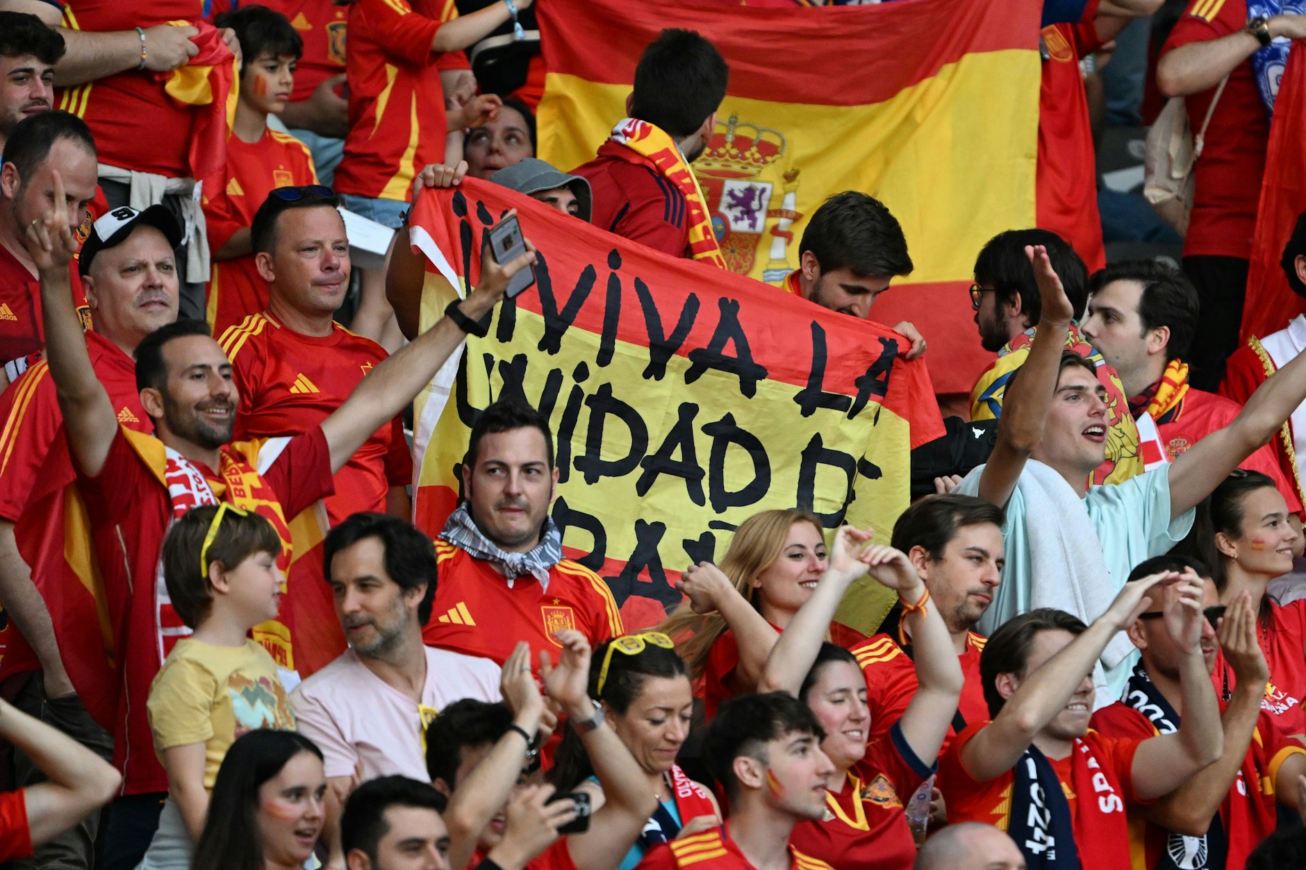 Spanische Fans sorgen vor dem Spiel für Stimmung.