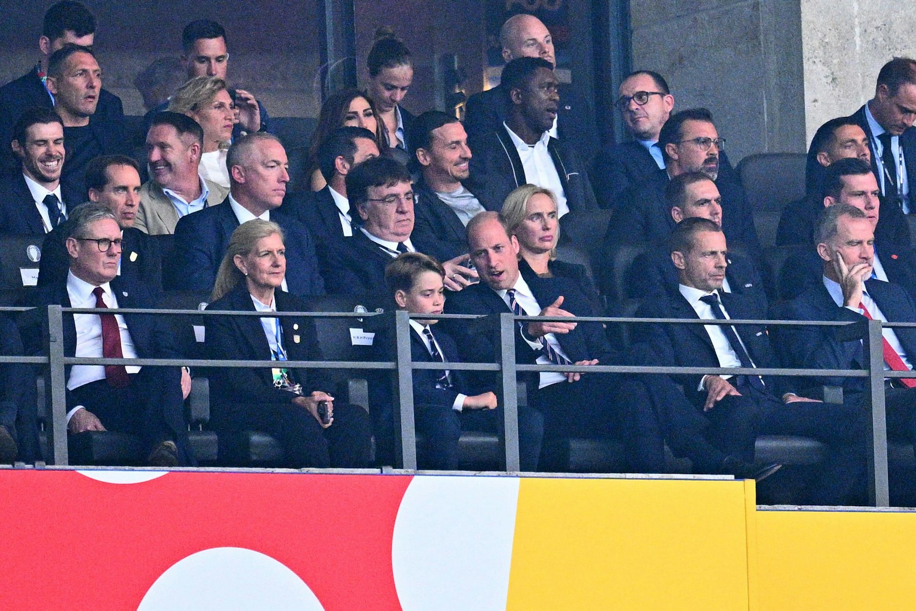 William, Prinz von Wales, und Prinz George auf der Tribüne.