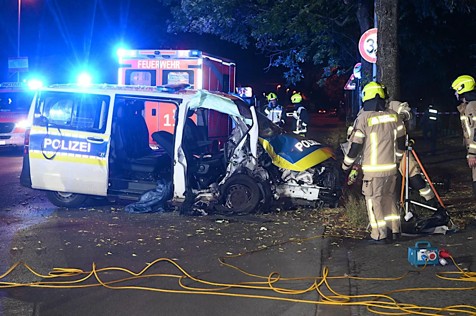 An der Kreuzung Grünberger Straße / Wedekindstraße ist ein Polizeiauto am späten Samstagabend gegen einen Baum gefahren.