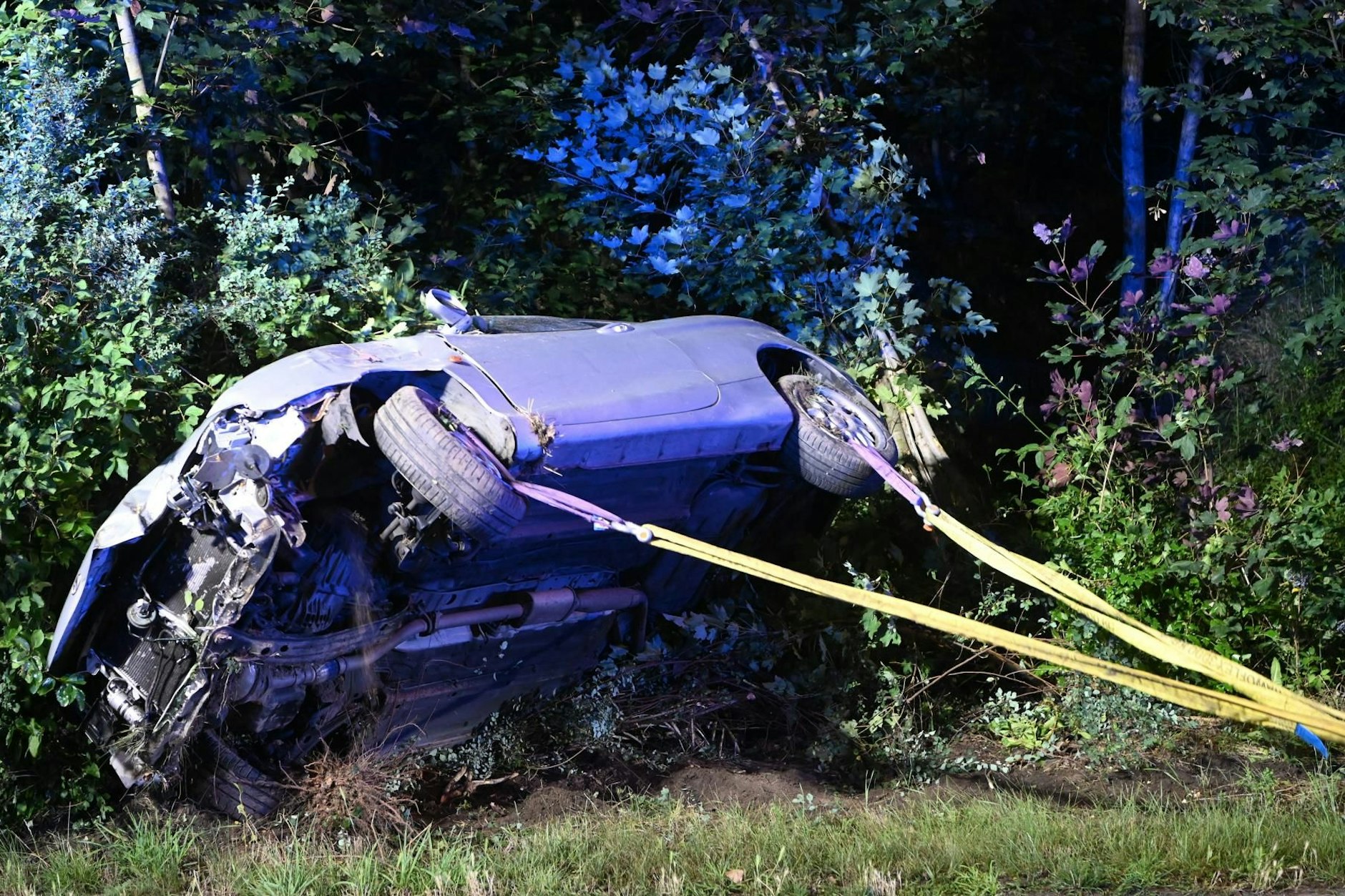 Auf der Märkischen Allee landete ein Mann mit seinem Hyundai in einer Baumgruppe.