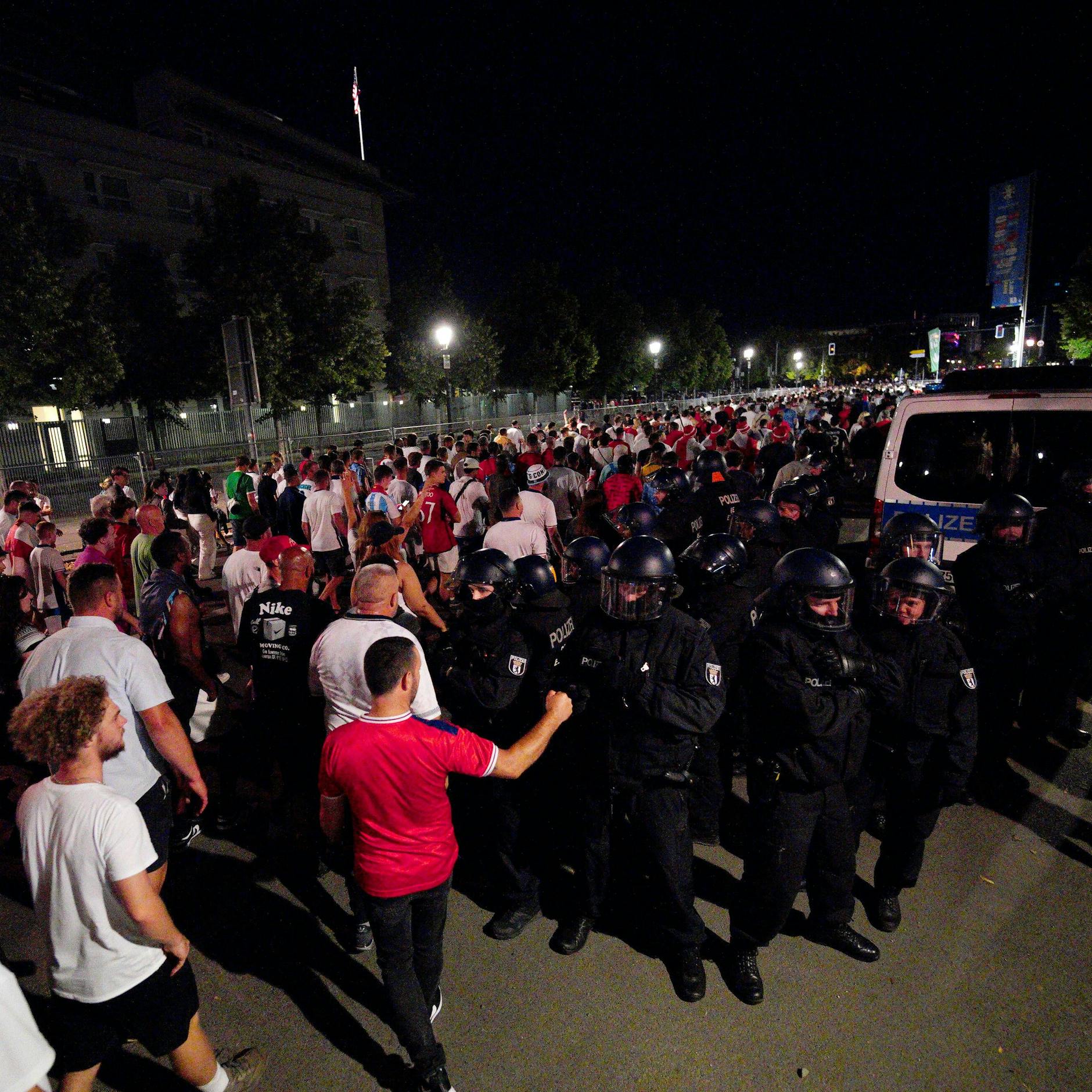 Image - EM-Finale in Berlin: Prügeleien auf Fanmeile – Polizei trennt aufgebrachte Fans