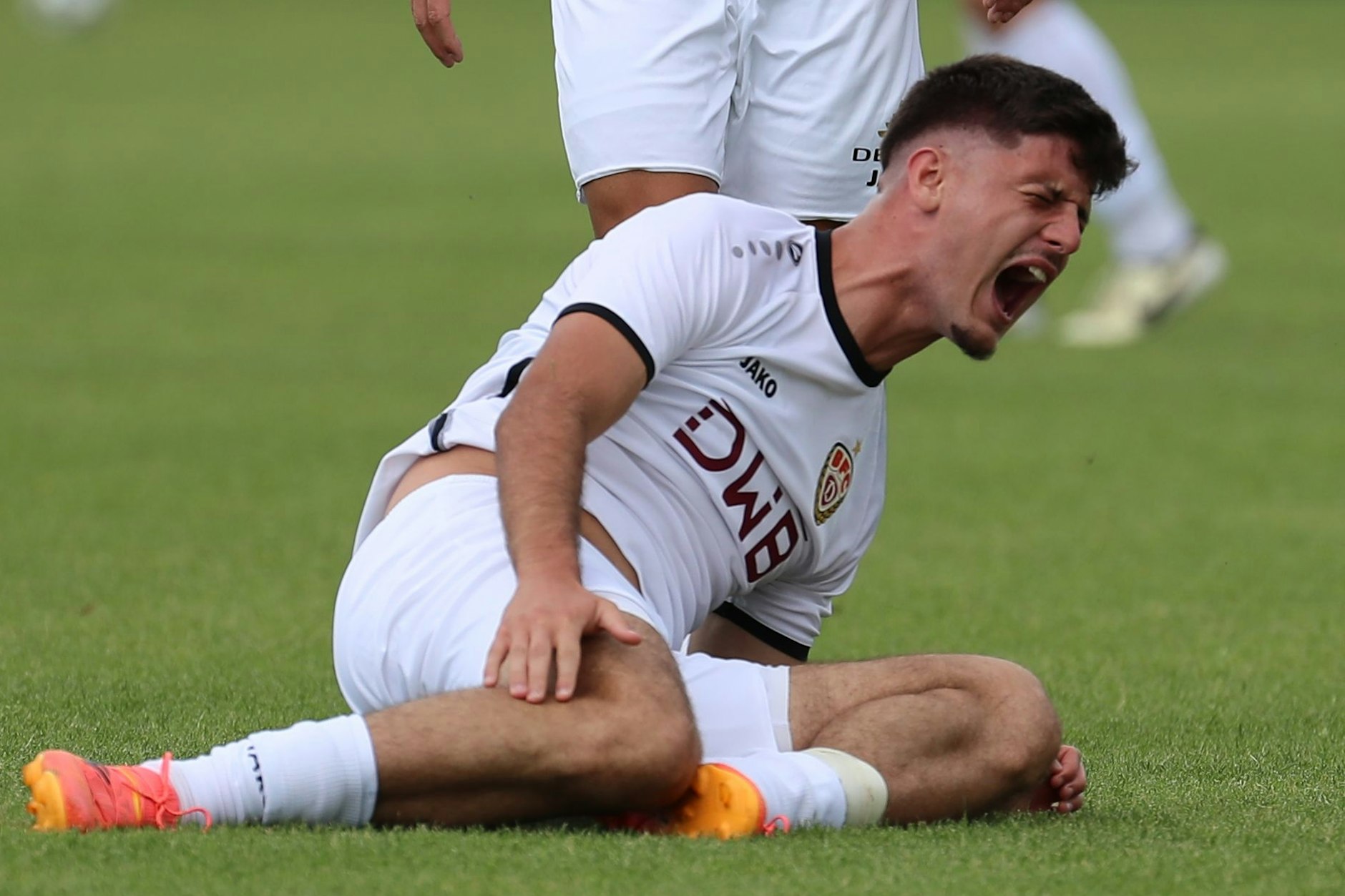 Der Moment nach dem Unglück: BFC-Stürmer Erlind Zogjani greift ans Knie und schreit den Schmerz raus.