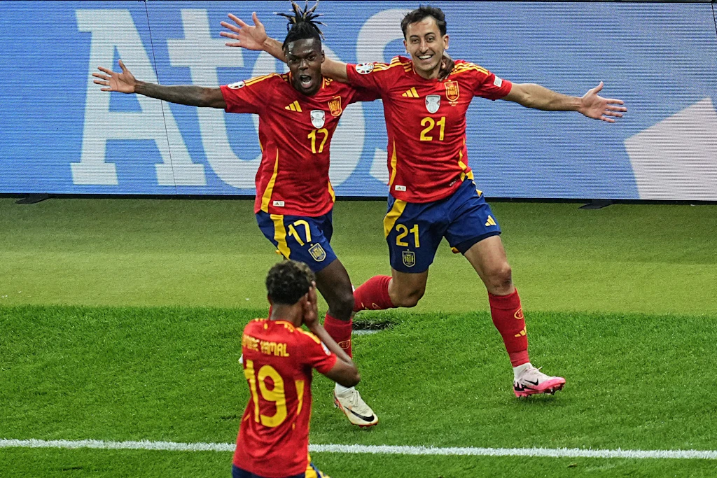 Spaniens Mikel Oyarzabal (Nummer 21) jubelt nach seinem Tor zum 2:1 mit Nico Williams und Lamine Yamal (Nummer 19).&nbsp;