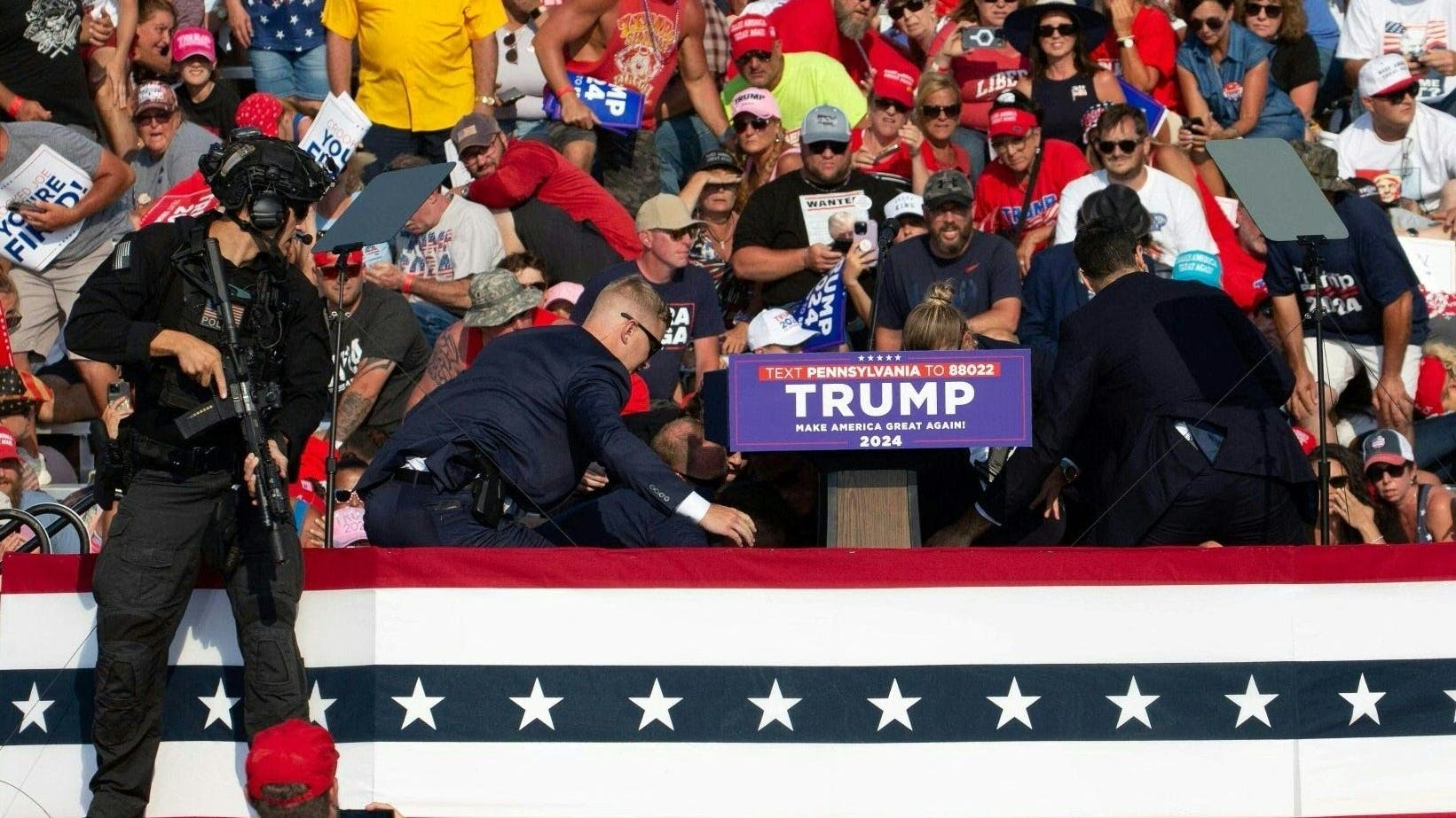 Der Moment nach den Schüssen: Mitarbeiter des Secret Service stürzen sich auf den Ex-US-Präsidenten Donald Trump.