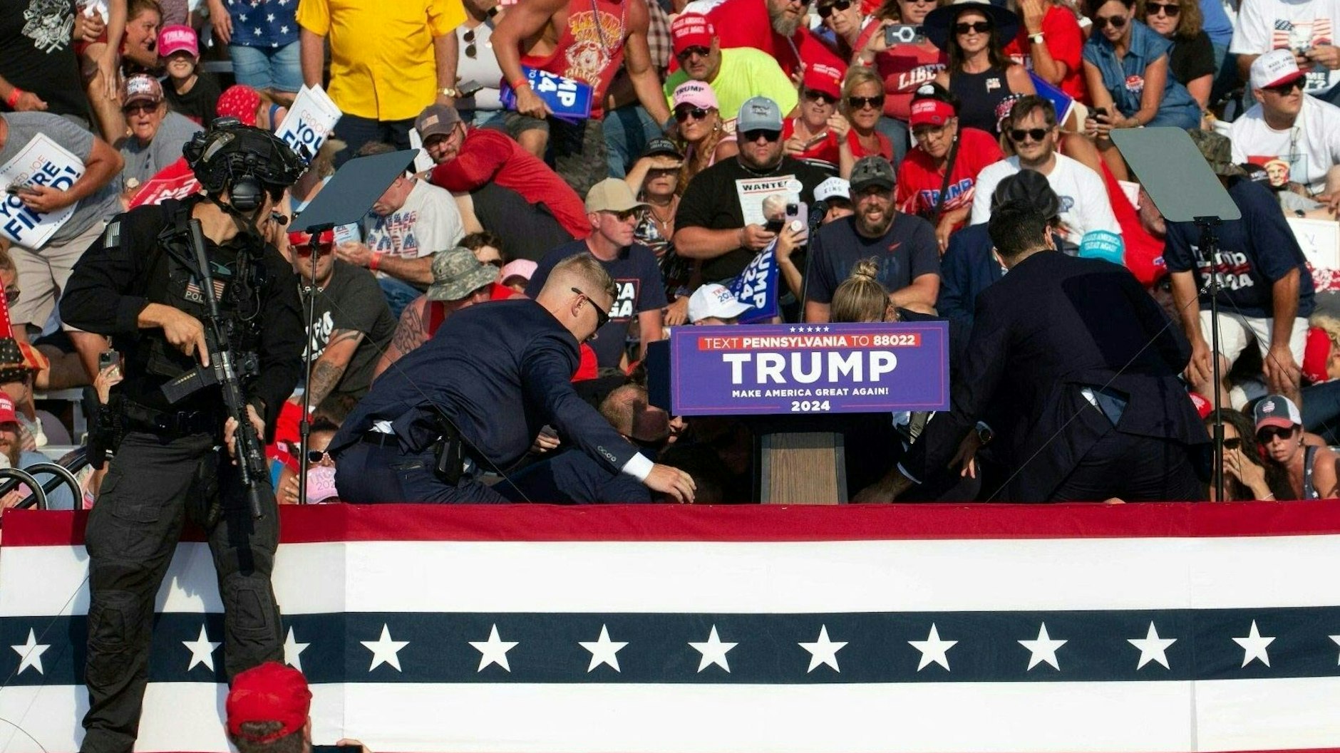 Der Moment nach den Schüssen: Mitarbeiter des Secret Service stürzen sich auf den Ex-US-Präsidenten Donald Trump.
