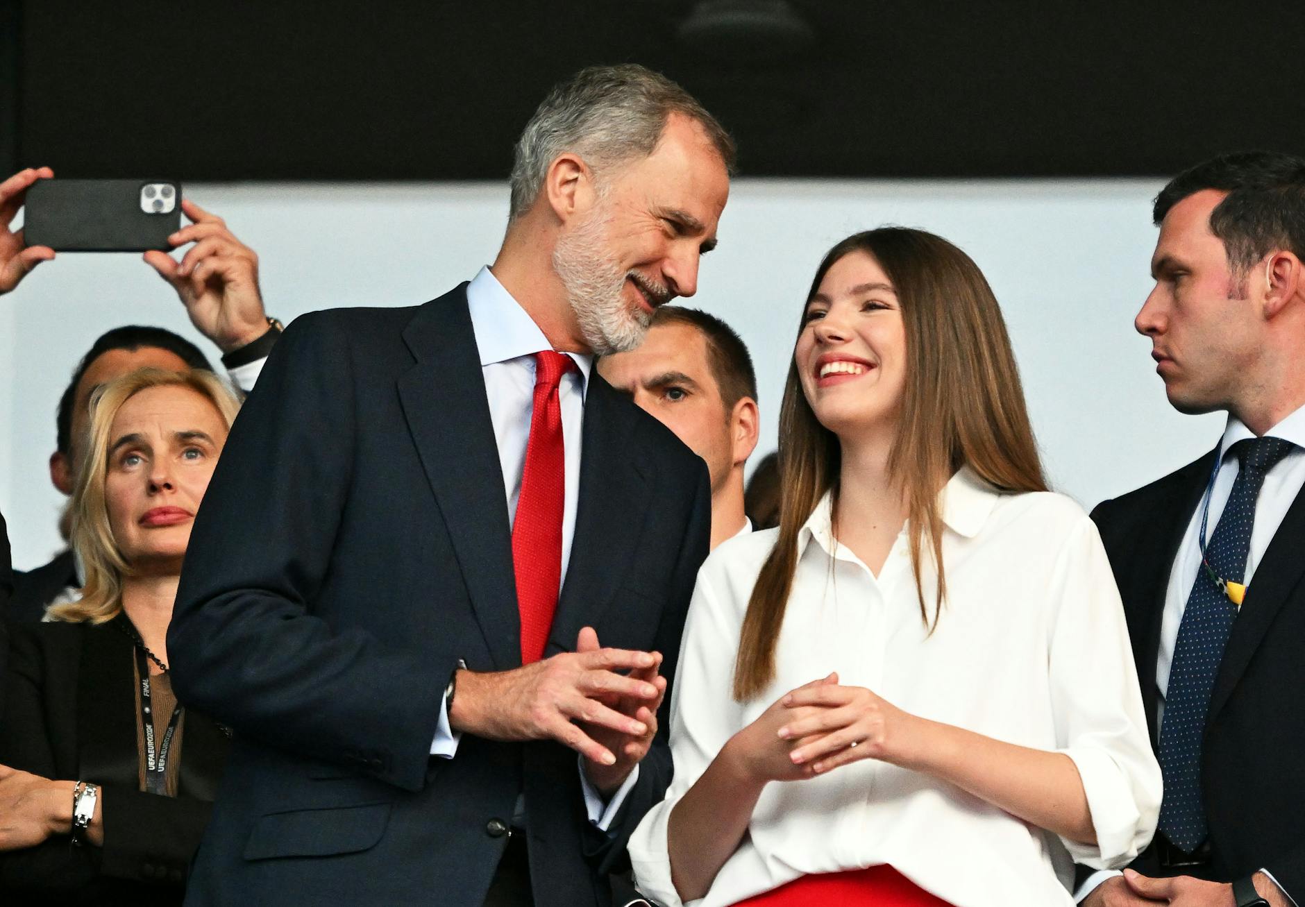 König Felipe VI (l) von Spanien und Prinzessin Sofia unterhalten sich vor Spielbeginn auf der Tribüne.