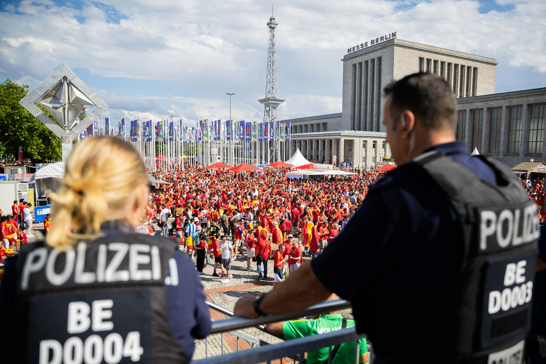 Polizisten beobachten ein Fantreffen spanischer Fans an der Messe.