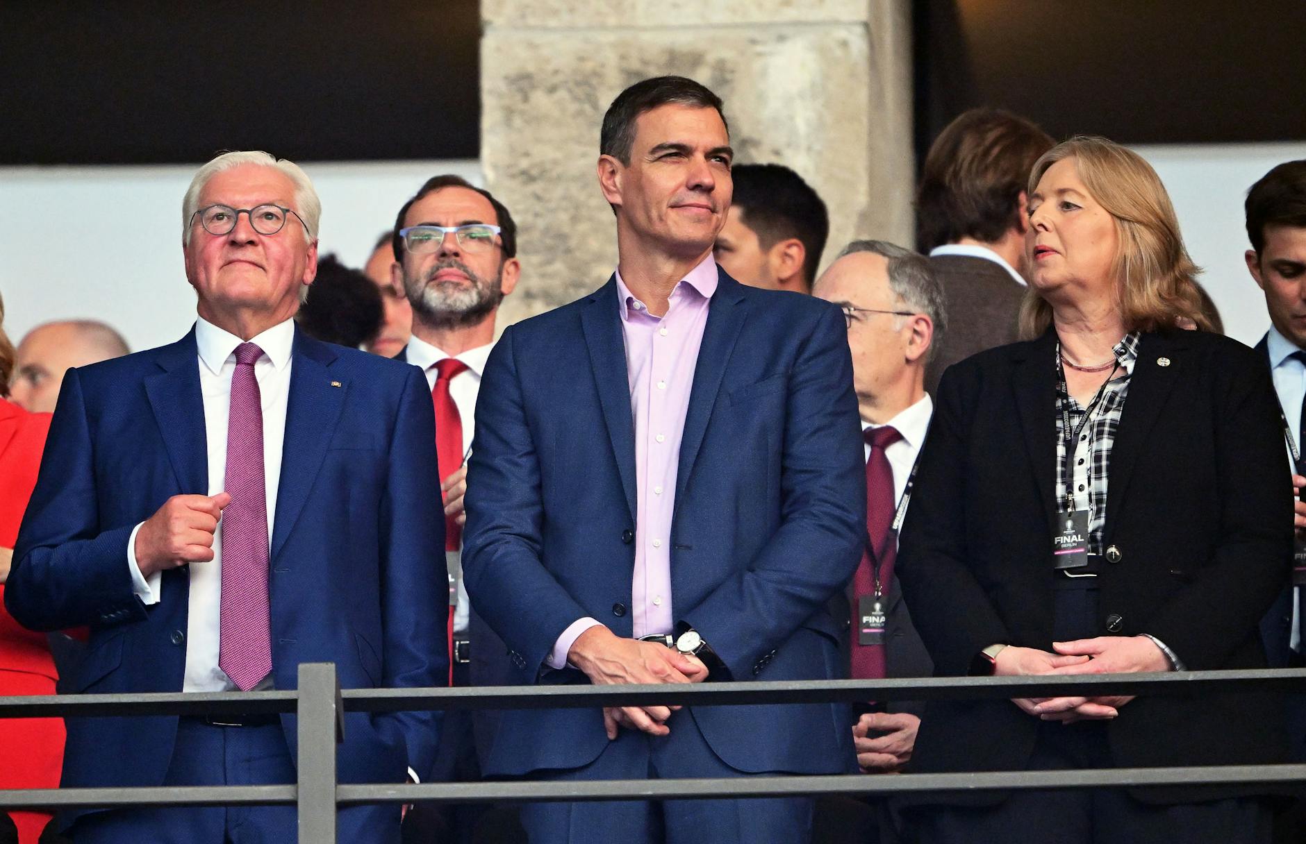 Bundespräsident Frank-Walter Steinmeier (l-r), Pedro Sanchez, Ministerpräsident von Spanien, und Bärbel Bas (SPD), Bundestagspräsidentin, stehen vor Spielbeginn auf der Tribüne.