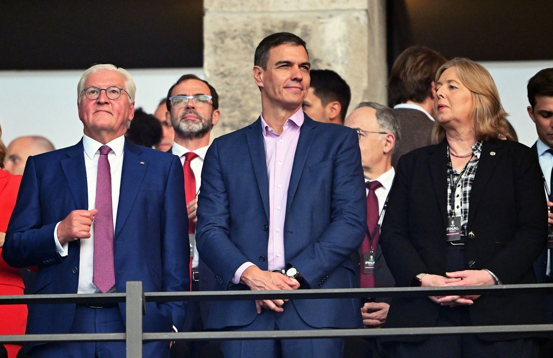 Bundespräsident Frank-Walter Steinmeier (l-r), Pedro Sanchez, Ministerpräsident von Spanien, und Bärbel Bas (SPD), Bundestagspräsidentin, stehen vor Spielbeginn auf der Tribüne.