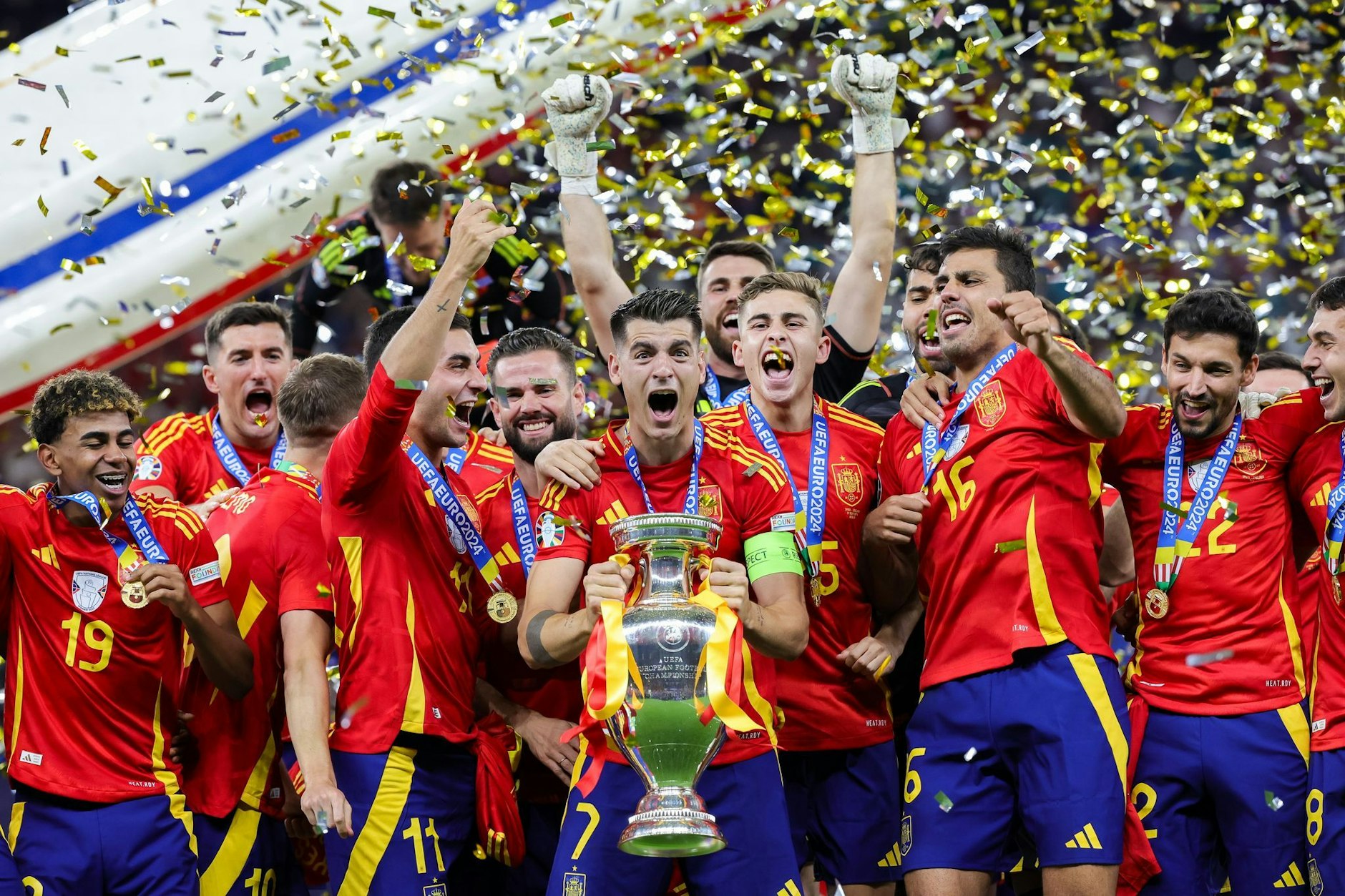 Spaniens Spieler um Kapitän&nbsp;Álvaro Morata jubeln nach dem Sieg mit dem Pokal.