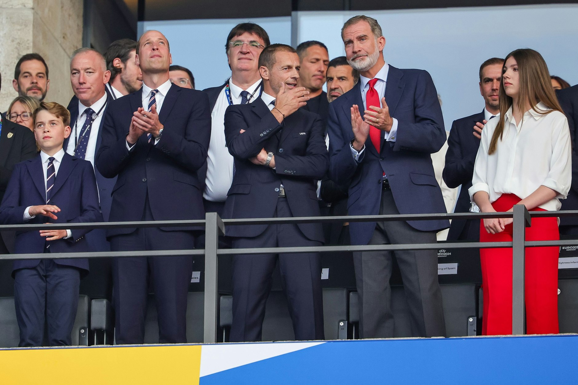 Berlin: Prinz William (v. li. nach re.), sein Sohn George, UEFA-Präsident Aleksander Čeferin, König Felipe VI von Spanien und seine Tochter Prinzessin Sofia stehen auf der Tribüne.&nbsp;