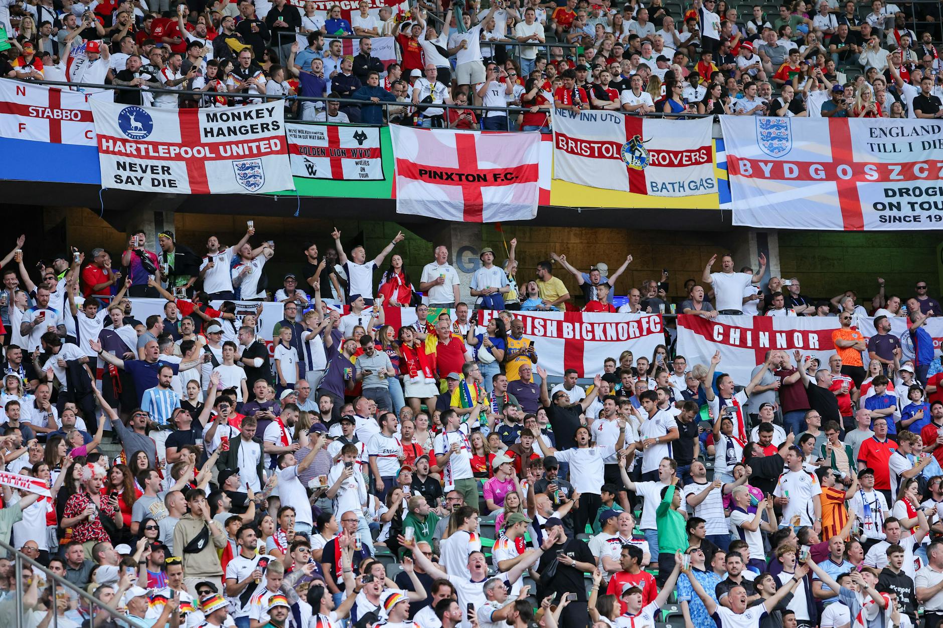 Englische Fans feuern ihr Team an.