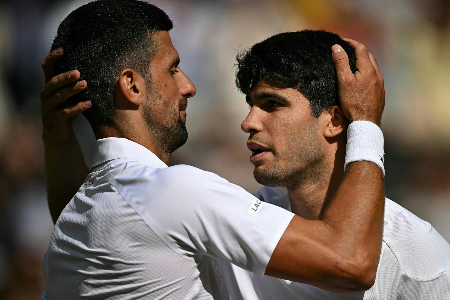 Novak Djokovic gratuliert Carlos Alcaraz zur Titelverteidigung.