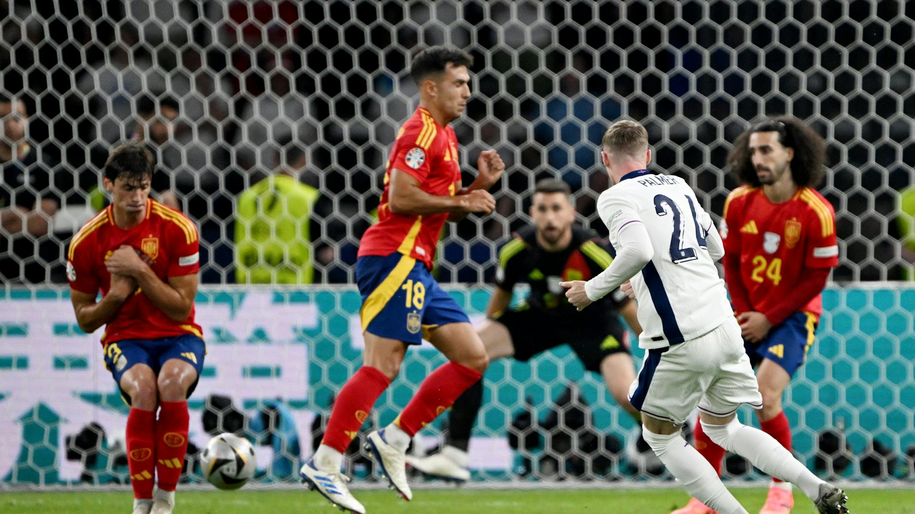 Englands Cole Palmer (vorn) erzielt das Tor zum 1:1 Ausgleich. Doch Spanien gibt nicht auf.