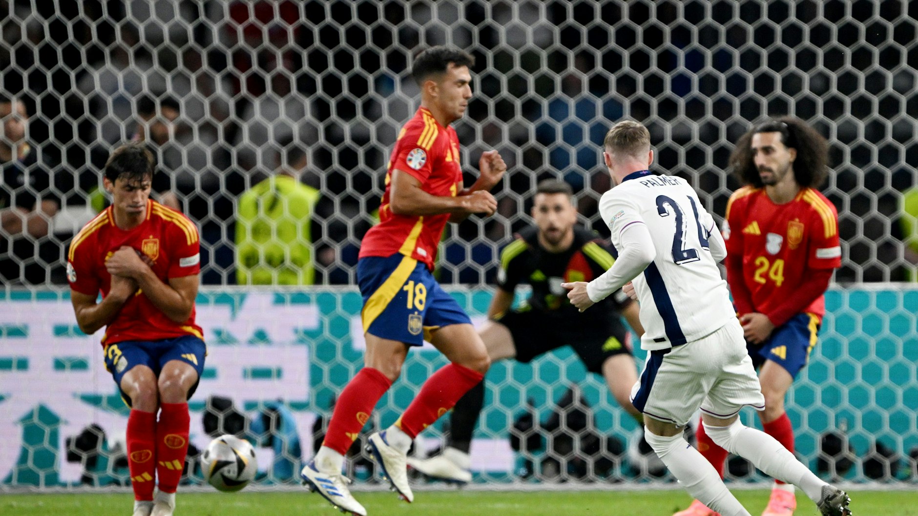 Englands Cole Palmer (vorn) erzielt das Tor zum 1:1 Ausgleich. Doch Spanien gibt nicht auf.