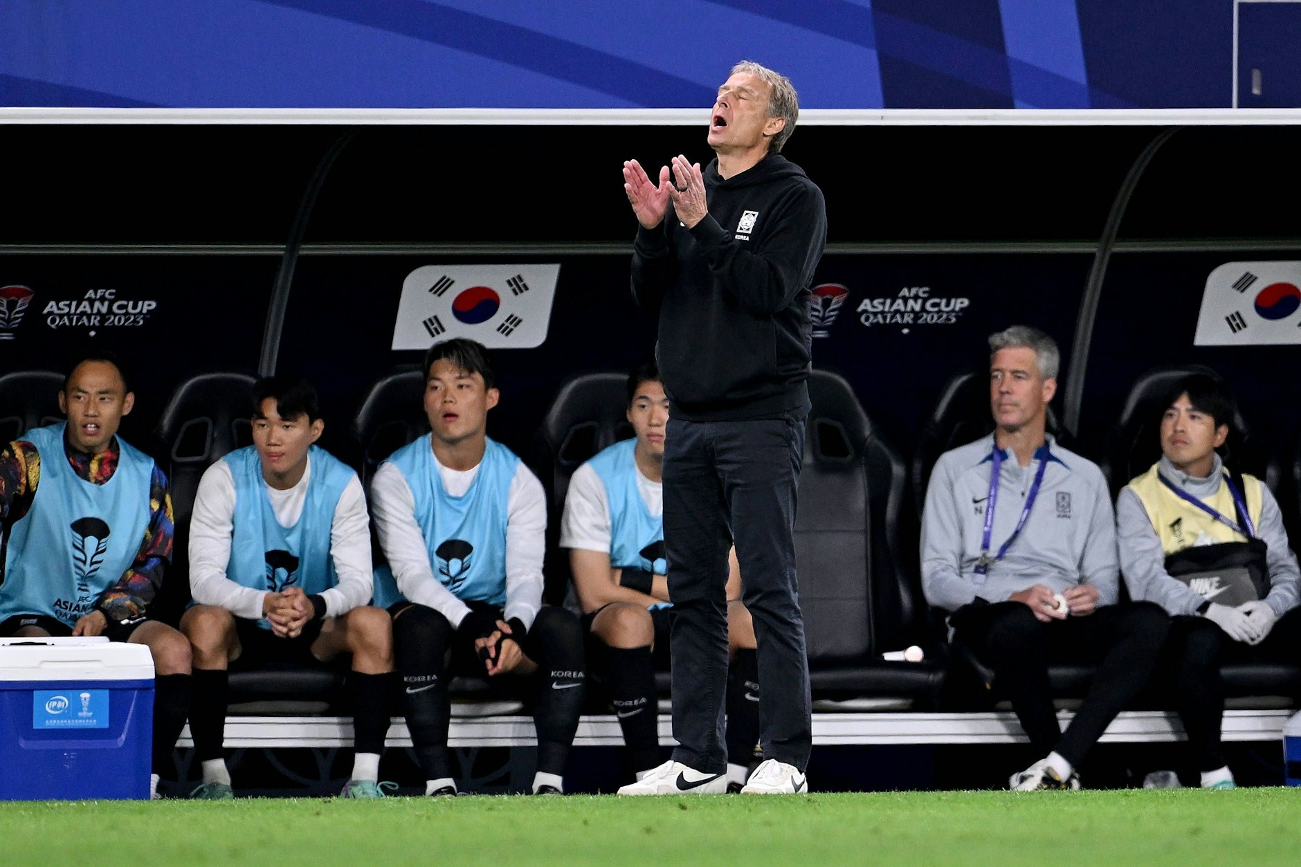 Nach seiner katastrophalen Zeit bei Hertha BSC, scheiterte Jürgen Klinsmann auch als Nationaltrainer Südkoreas und sucht jetzt wieder einen neuen Job.