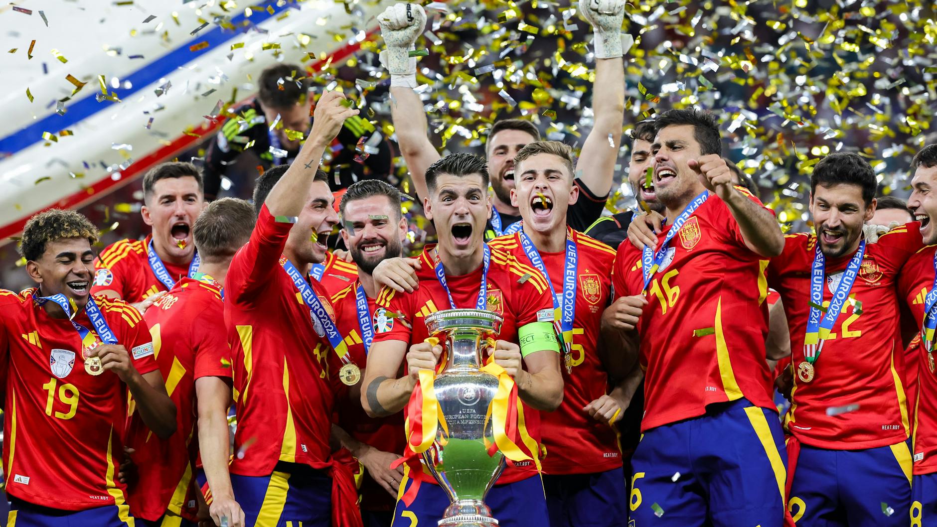 Spaniens Spieler um Alvaro Morata jubeln nach dem Sieg mit dem Pokal.