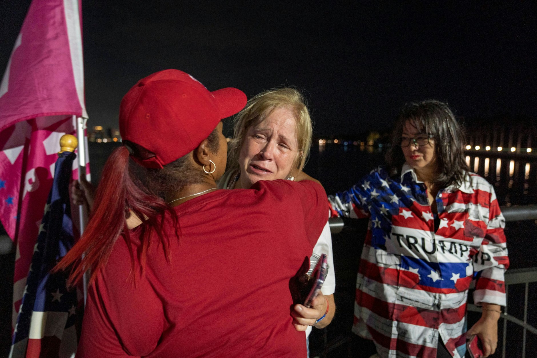 Trump-Unterstützer trösten sich nach dem Attentat.