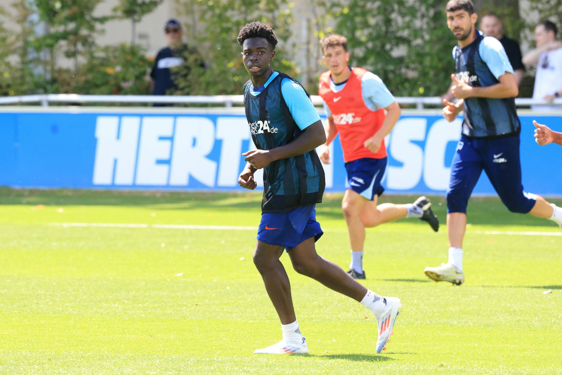 Bobo Lum trainiert seit vergangener Woche bei Herthas Profis mit, obwohl er erst 16 Jahre alt ist. Der junge Mittelfeldspieler wird von Klubs in ganz Europa gejagt.