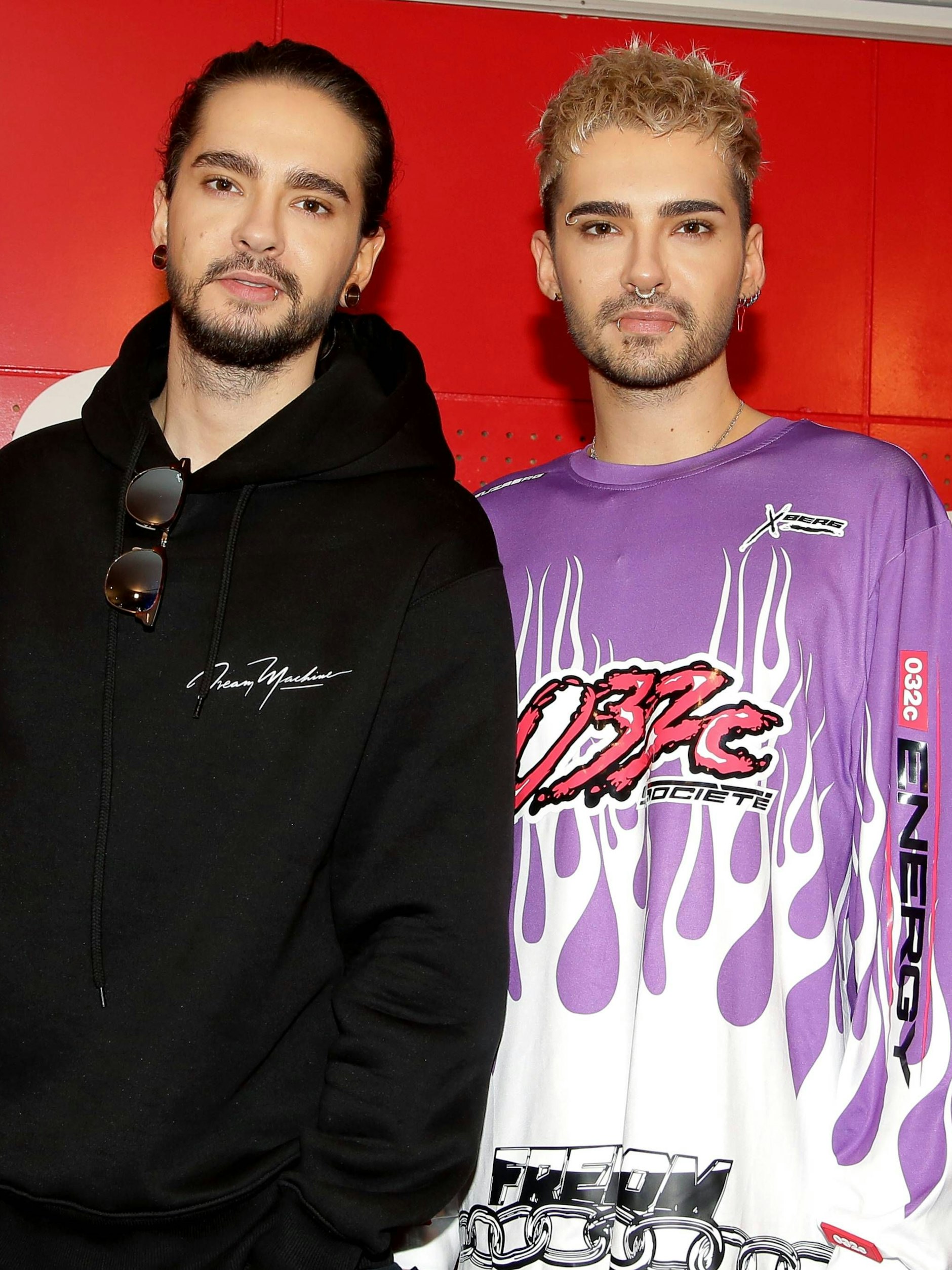 Tom und Bill Kaulitz 2017 in Paris. Das neue Album heißt „Dream Machine“, wie man auf dem Hoody von Tom lesen kann. Bill trägt ein Longsleeve des Berliner Labels 032c.