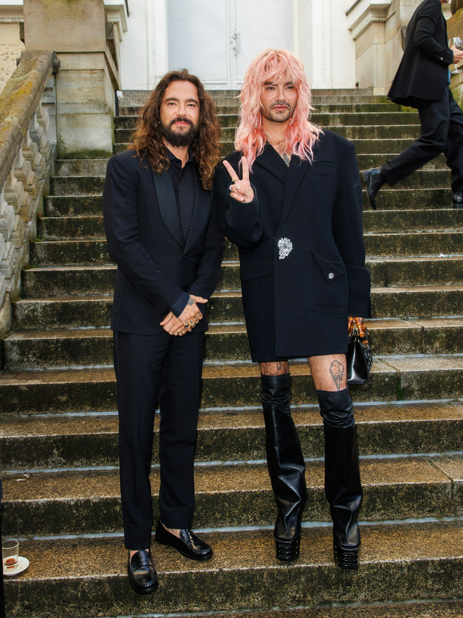 Die Kaulitz-Brüder 2024 bei der Premierenfeier ihrer Reality-Serie „Kaulitz &amp; Kaulitz“ in Berlin. Bill erscheint mit neuer Haarfarbe und Rick-Owens-Overknees. Sein Bruder ist wie immer eher klassisch gekleidet. Er lässt seinem Zwilling gerne den Vortritt, wenn es um Aufmerksamkeit geht. Ein perfektes Match!