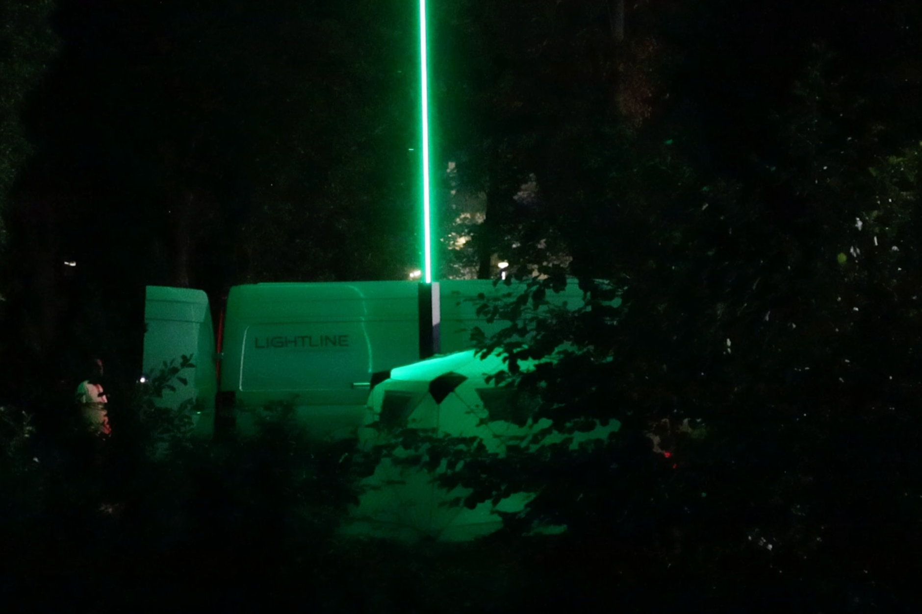 Grüner Lichtstrahl über Berlin – das Foto zeigt den Ursprung. Hinter dem seltsamen Licht steckt eine Werbe-Aktion von Aston Martin.