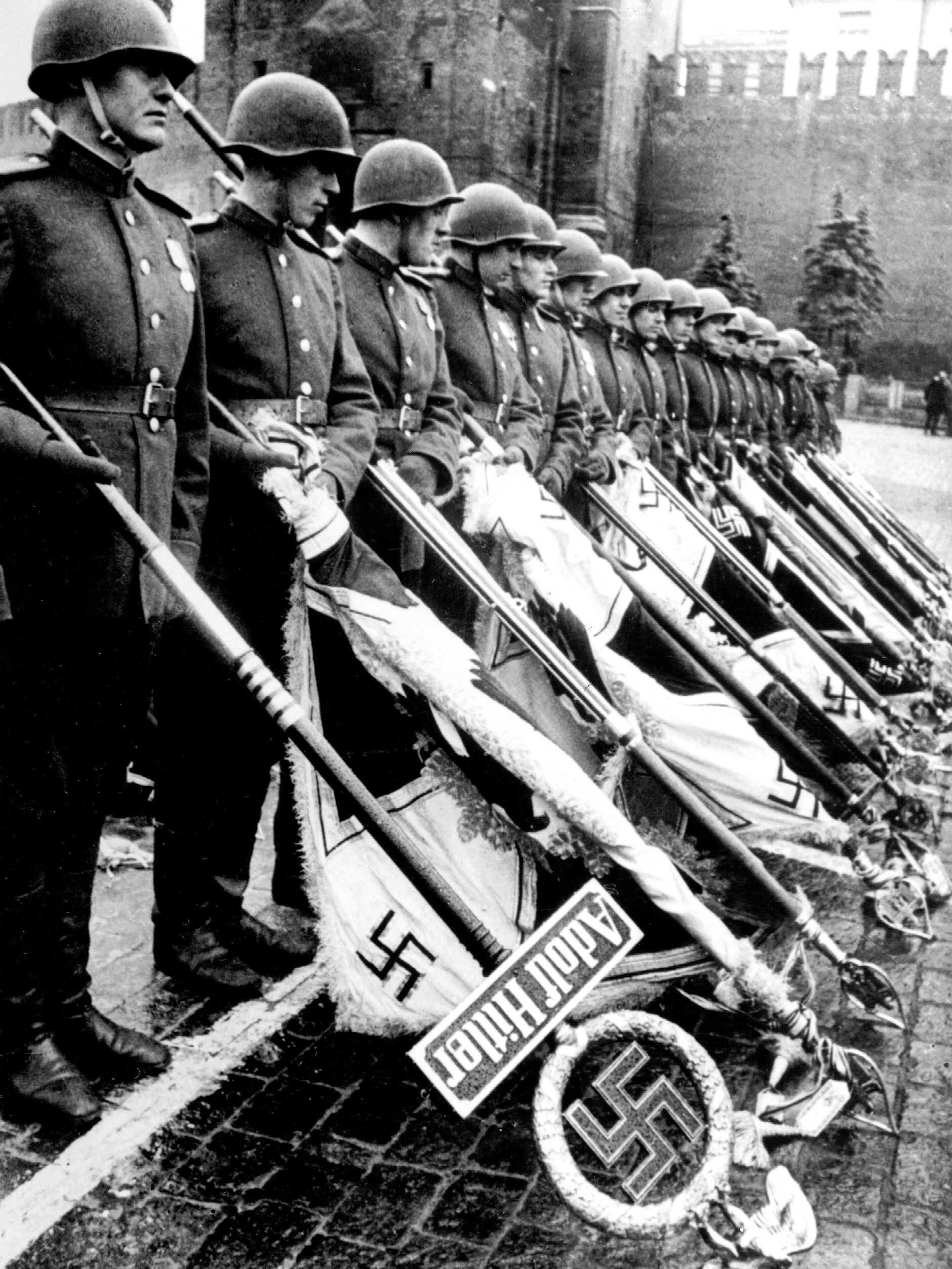 Die Siegesparade am 24. Juni 1945 auf dem Roten Platz in Moskau