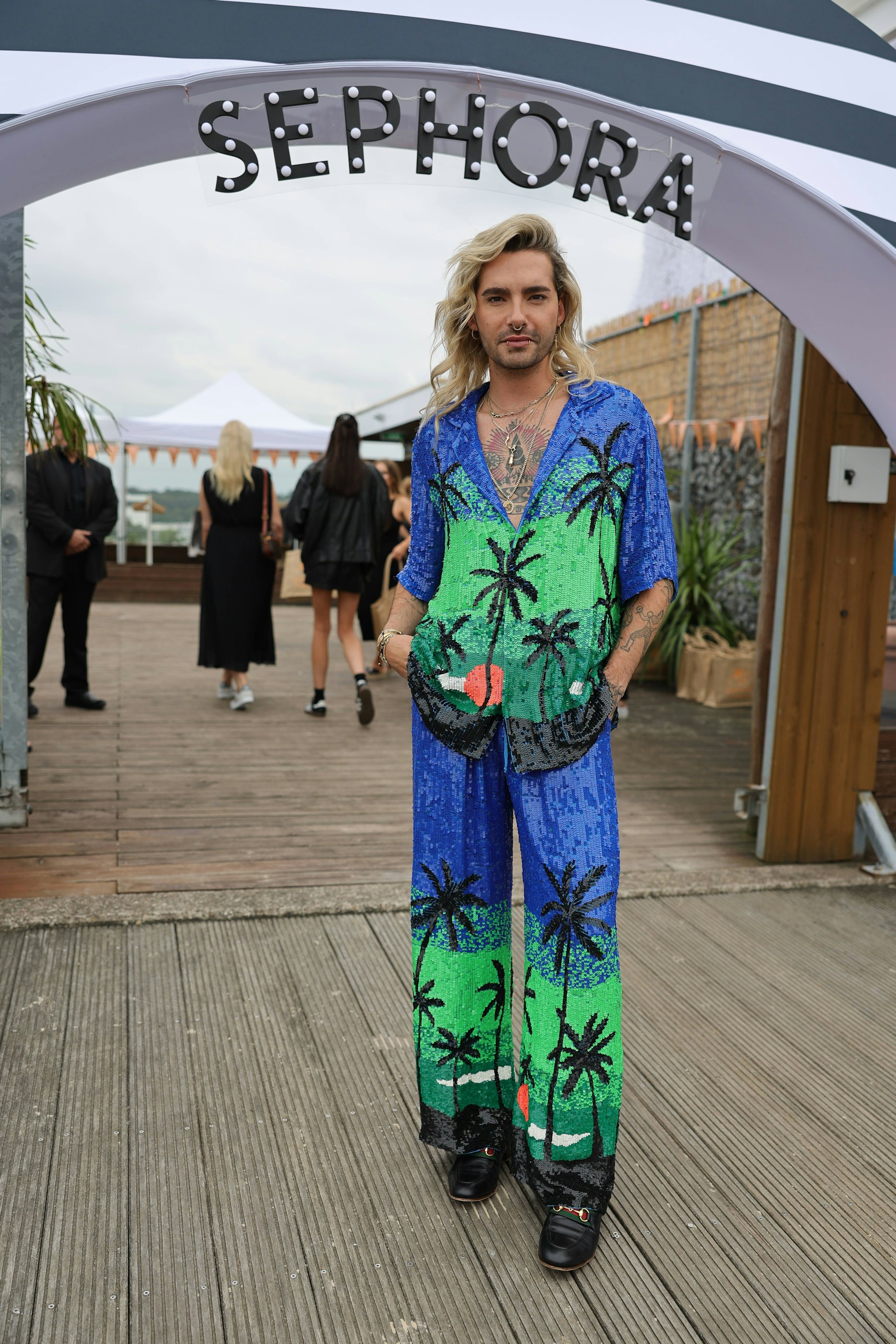 Auch 2023: Kaulitz in einem Glitzer-Outfit von P.A.R.S.O.H und Gucci-Loafern auf einem Event in Deutschland.