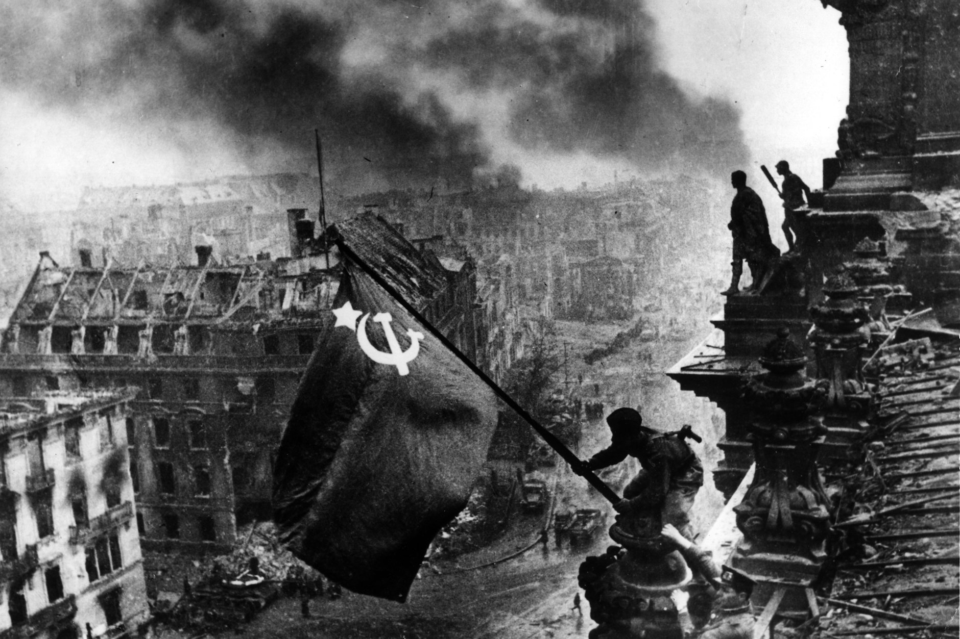 Das wohl bekannteste Bild Chaldejs: Soldaten der Roten Armee hissen auf dem Reichstagsgebäude die sowjetische Flagge, 1945