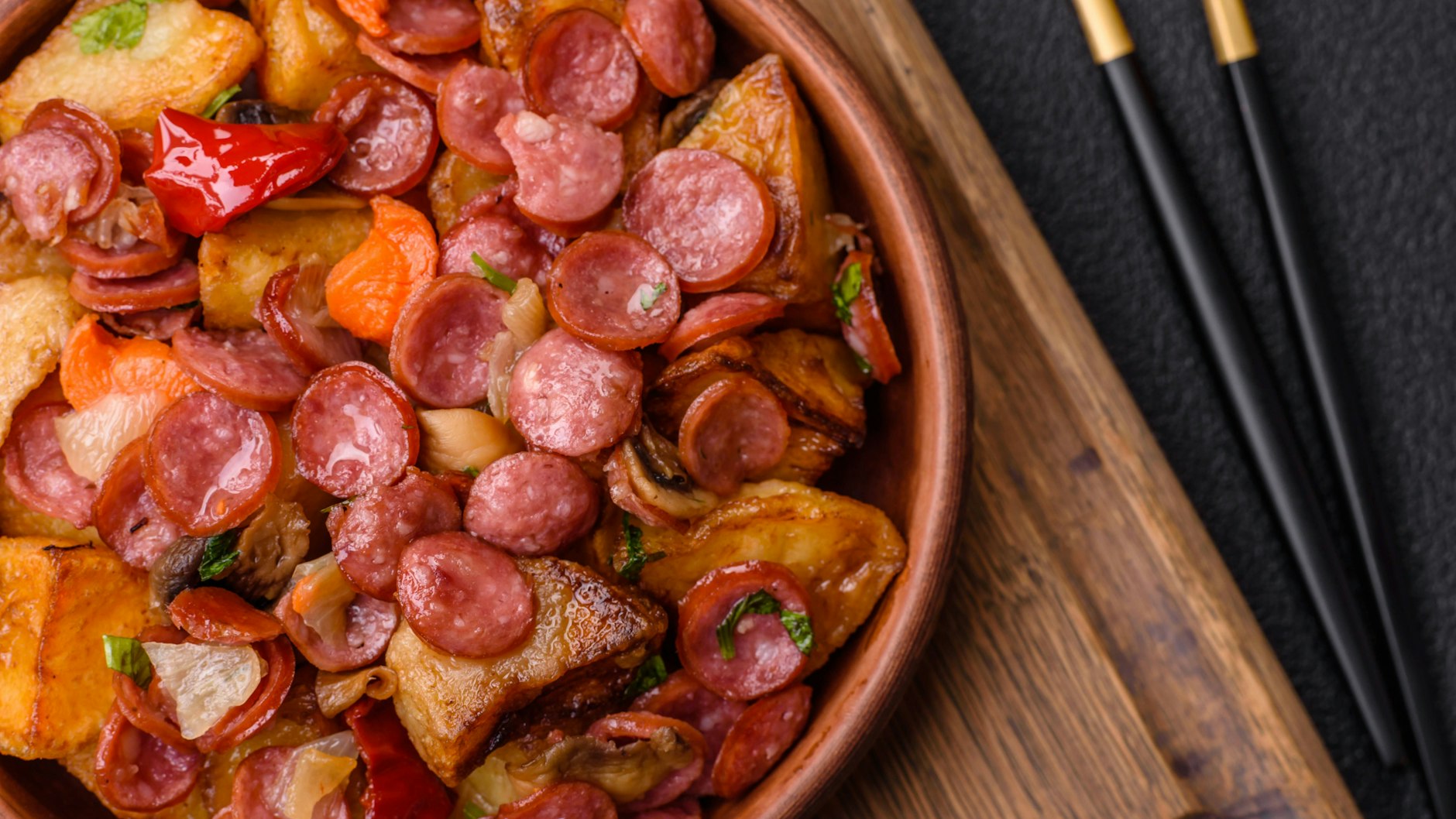 Lassen Sie es sich schmecken: Dieses Rezept für Kartoffel-Pfanne mit Chorizo heizt Ihnen ordentlich ein.