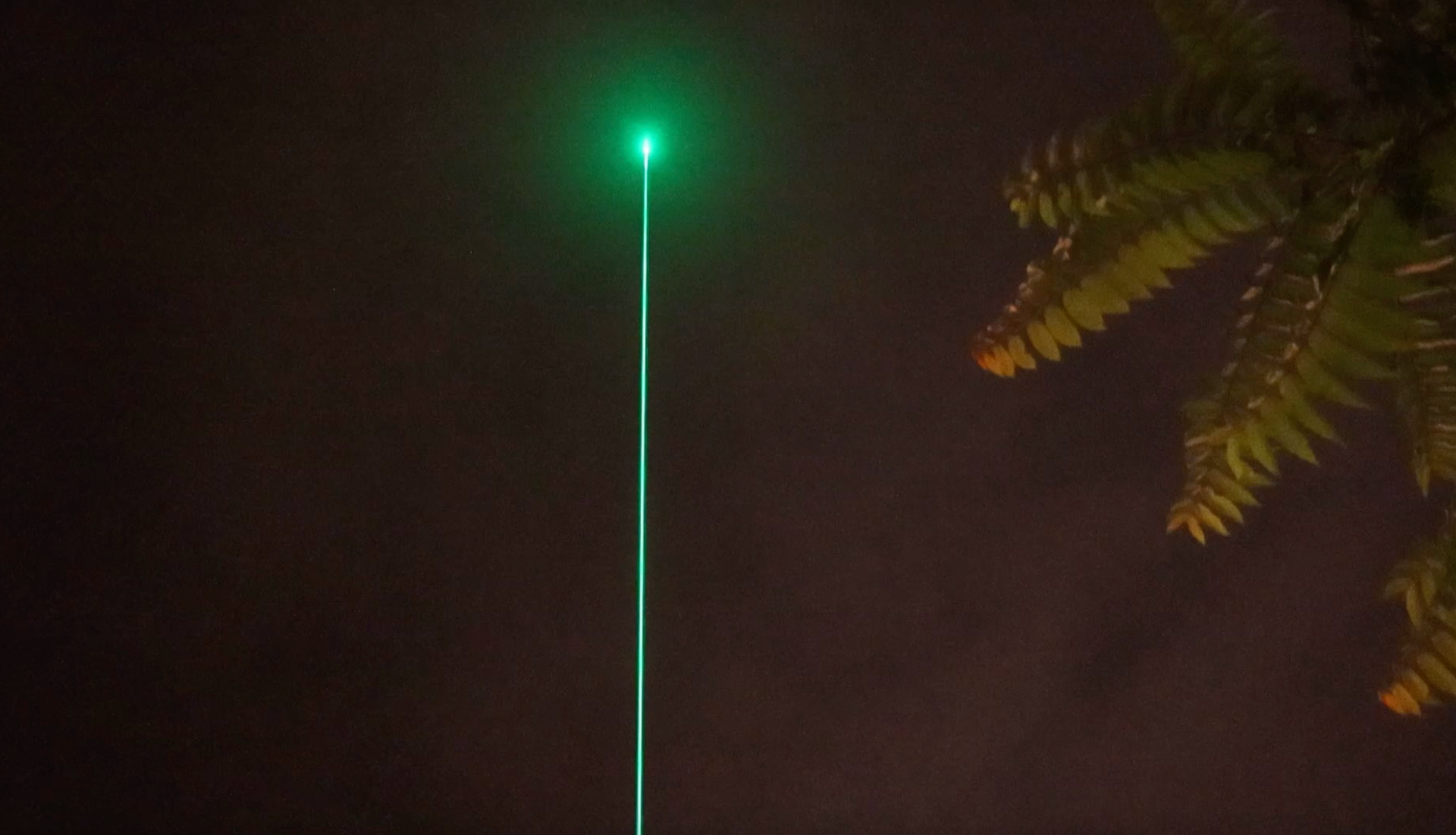 VIDEO: Grüner Laser in Berlin: DAS ist die Erklärung für das Grusel-Phänomen