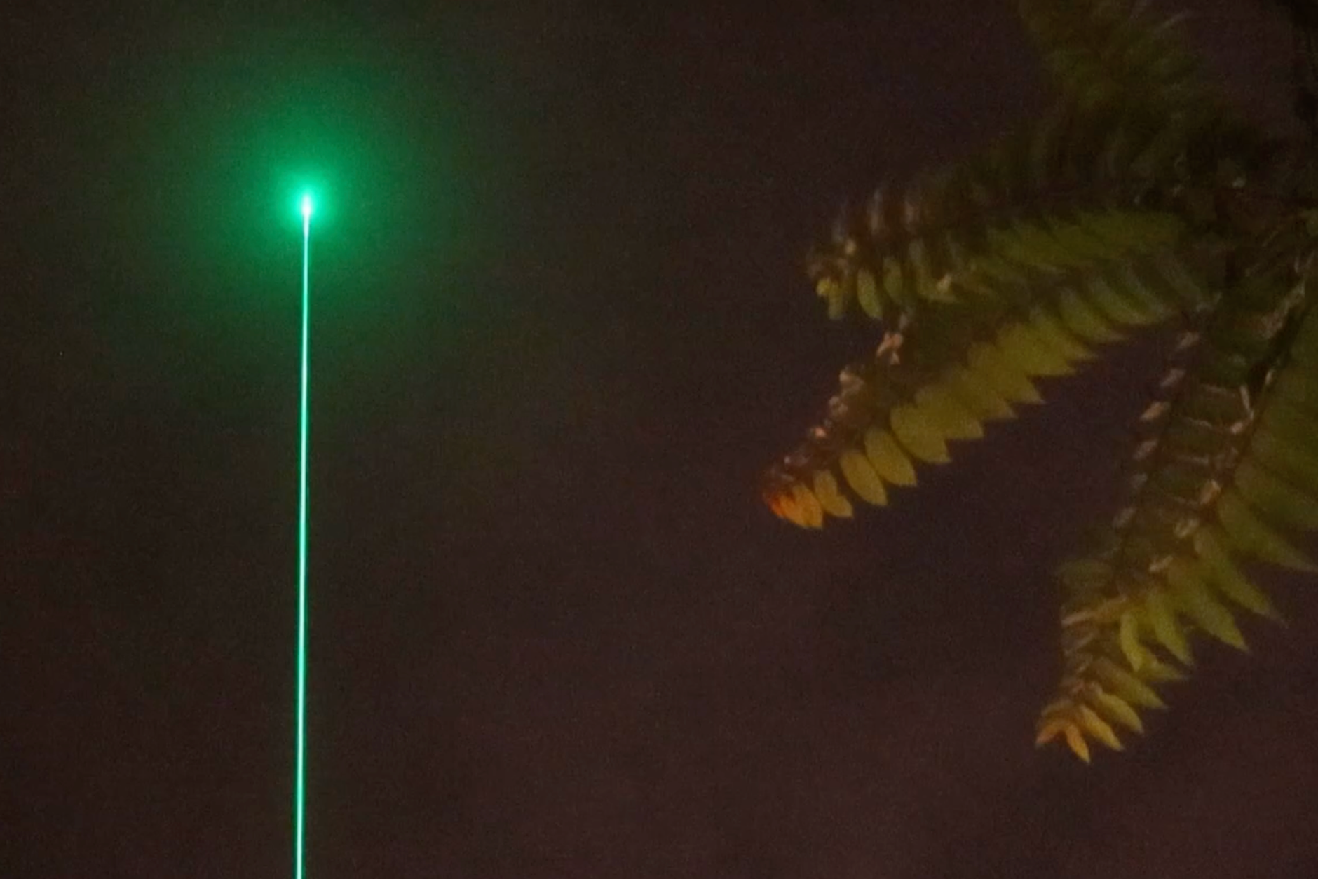 Das merkwürdige Licht des grünen Lasers war in weiten Teilen Berlins zu sehen.