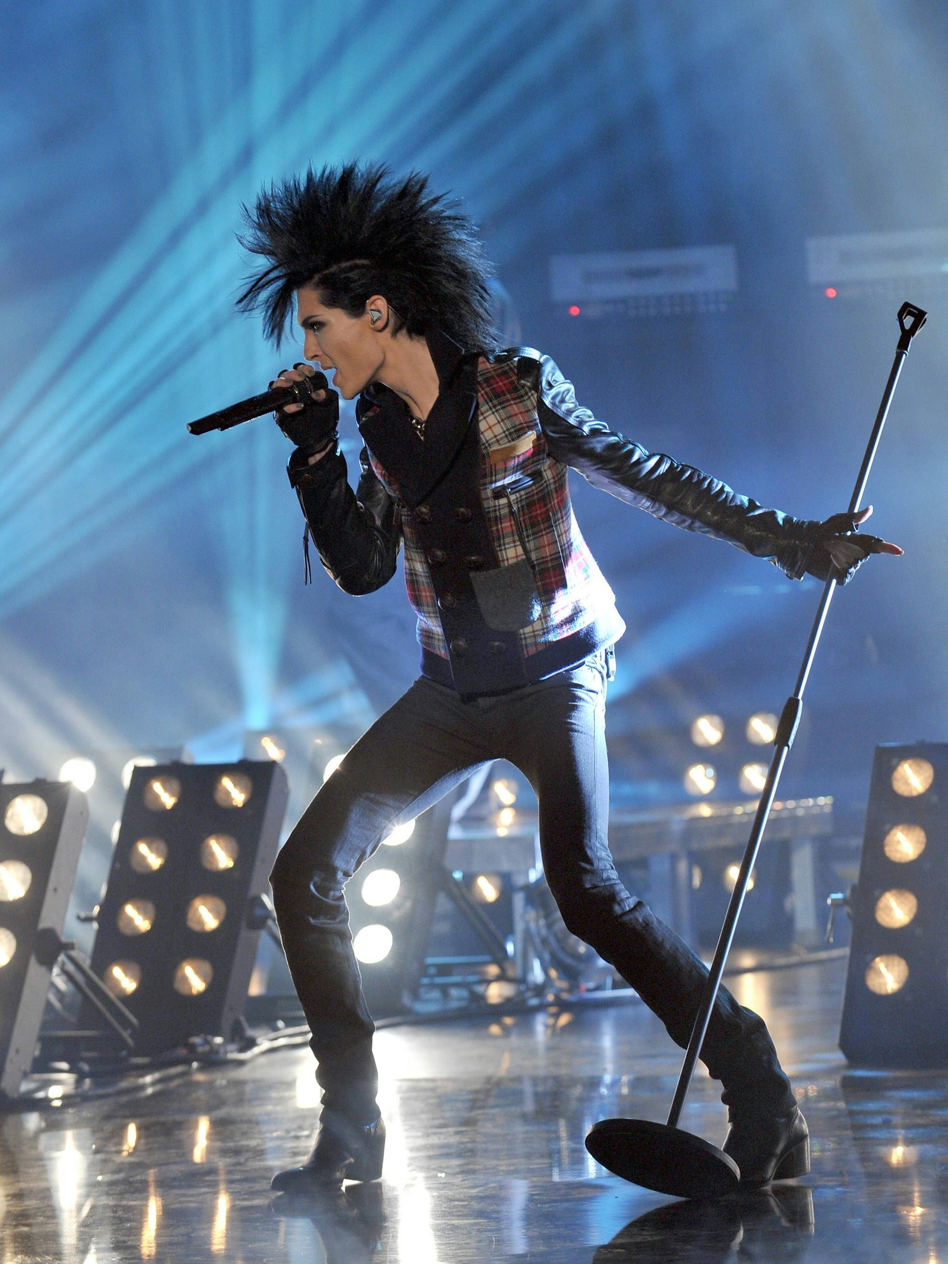 Der Tokio-Hotel-Frontmann wird langsam erwachsen und zeigt sich auf der Bühne leicht punkig samt Karos im Outfit. Hier 2009 während eines Auftritts bei „Wetten dass ..?“ in Freiburg.