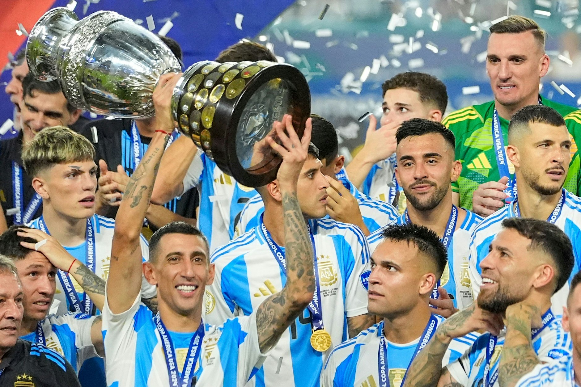 Argentinien verteidigt bei der Copa América den Titel und Ángel Di María präsentiert die Trophäe.
