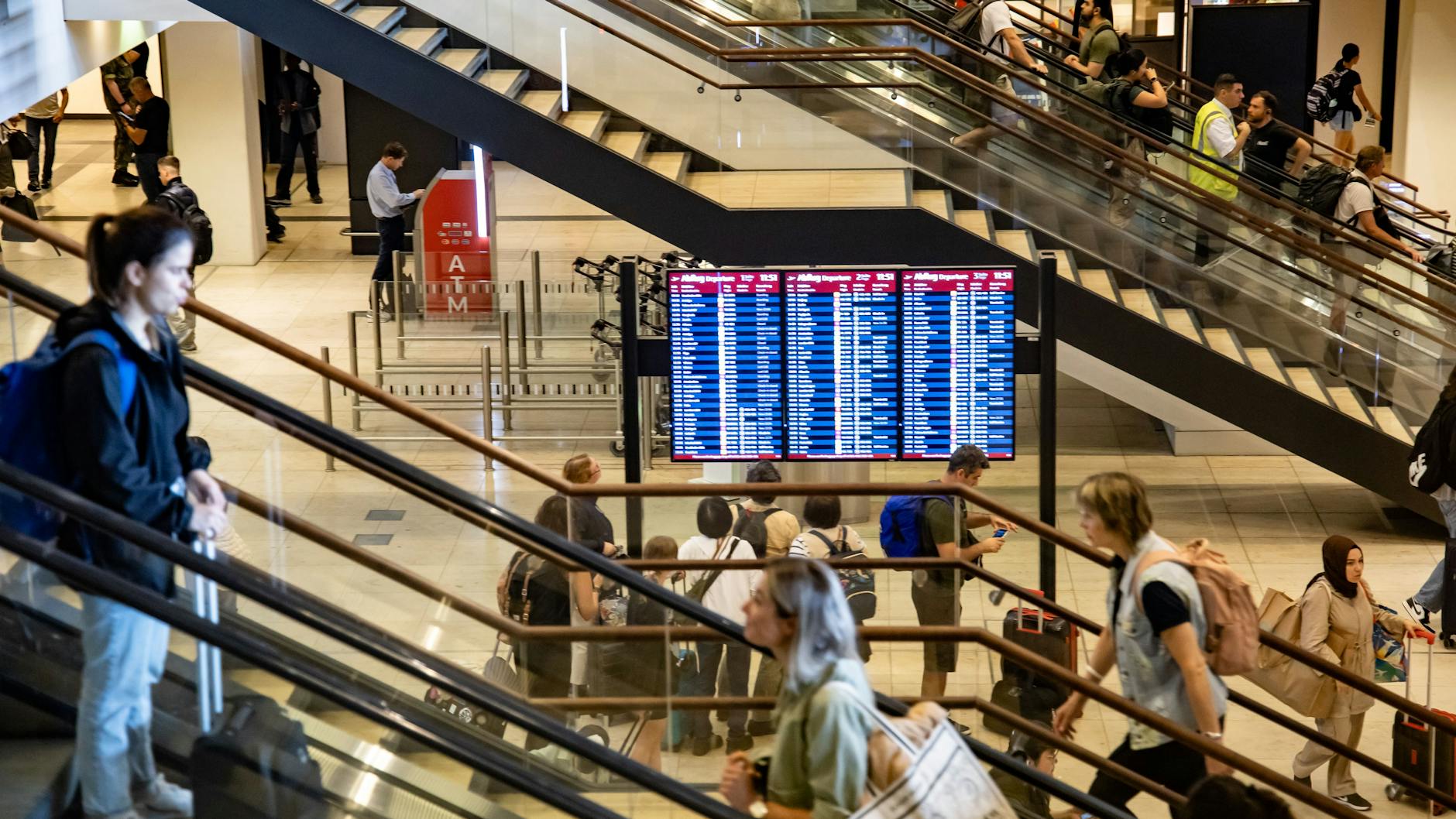 Die Passagiere des Eurowings-Fluges mussten am BER auf andere Flugzeuge verteilt werden.