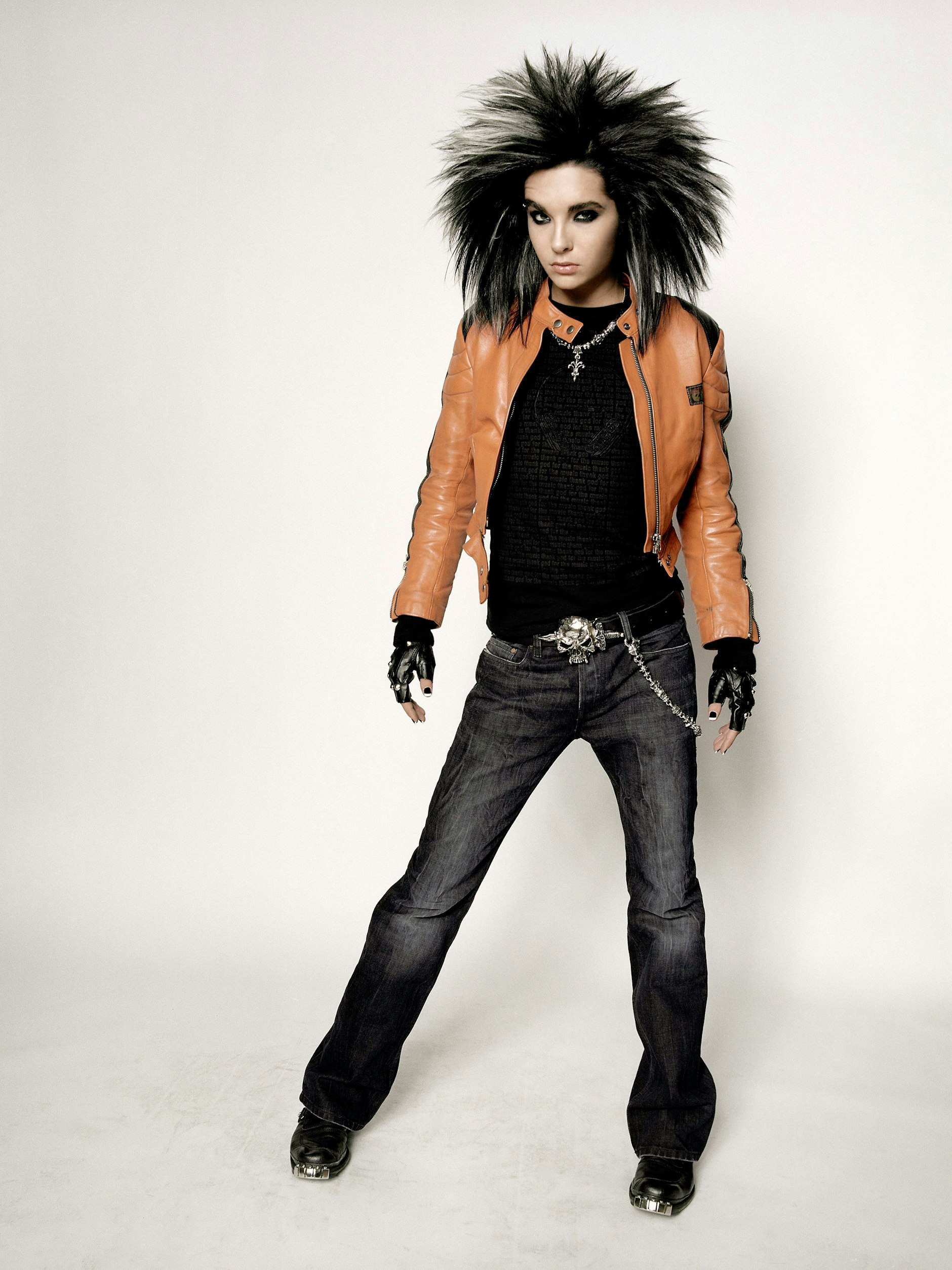 Bereits 2008 zeigt sich Bill Kaulitz deutlich exzentrischer. Die Glam-Rock-Frisur erinnert an die Musiker-Mode der 80er-Jahre, dazu trägt er schweren Schmuck von Chrome Hearts.