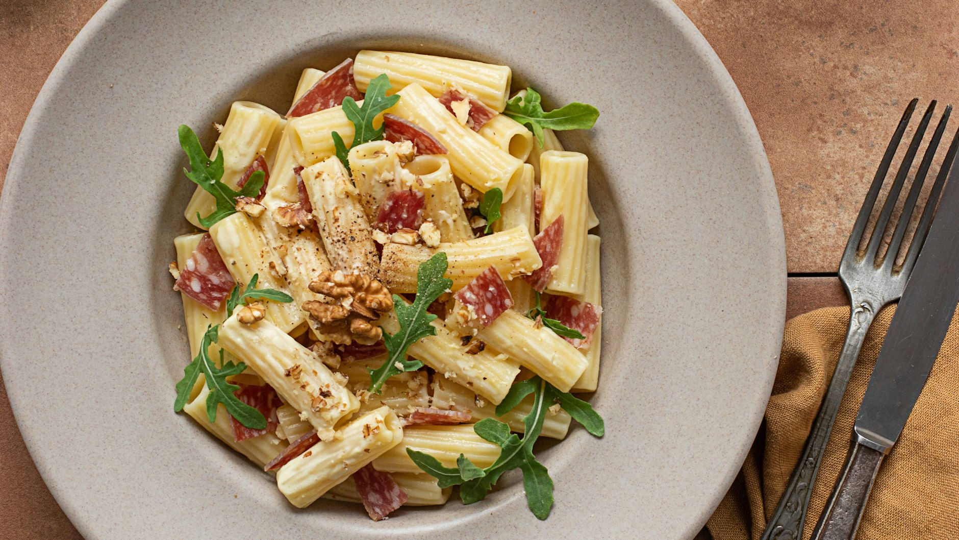 Probieren Sie das Rezept für mediterranen Nudelsalat gleich mal aus. 
