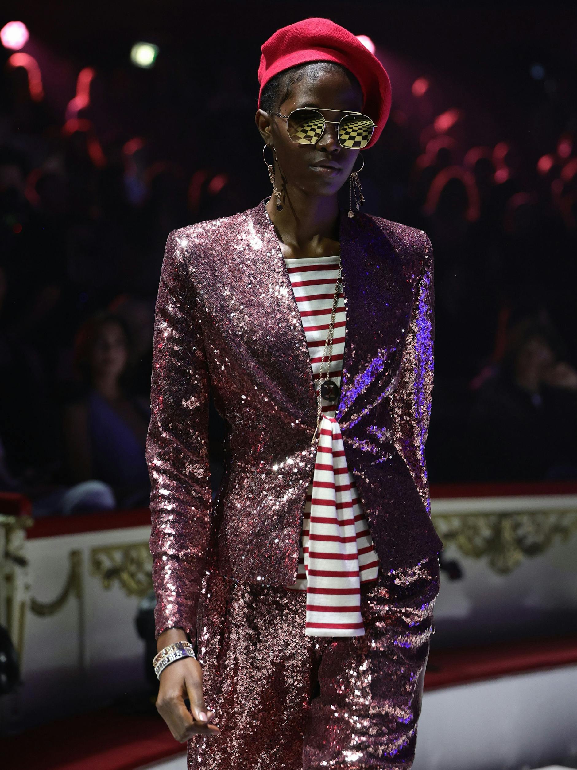 Ein Model in Guido Maria Kretschmer beim About You Fashion Circus.