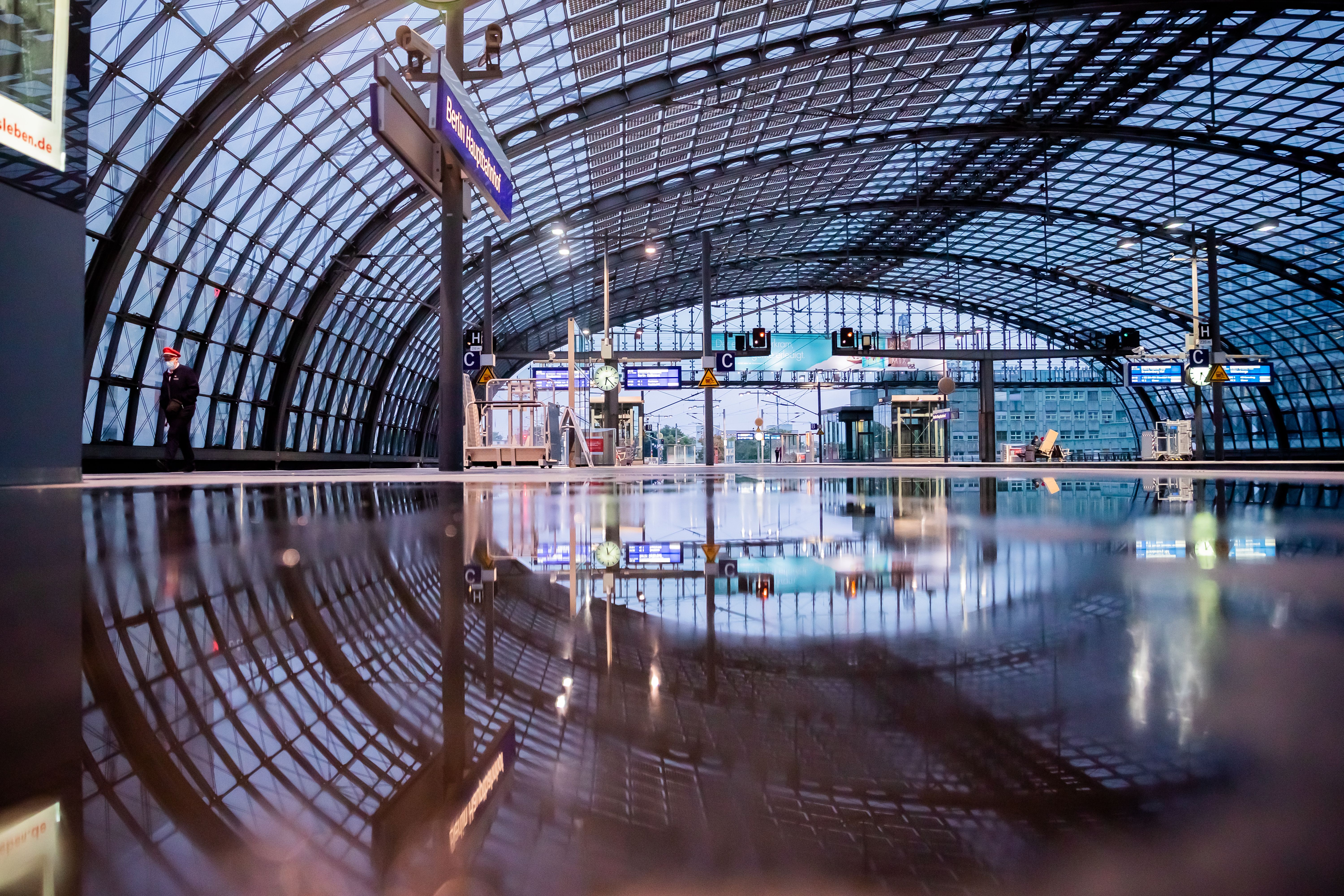 PayPal, Bahn, Bafög: Das ändert sich im August für Verbraucher