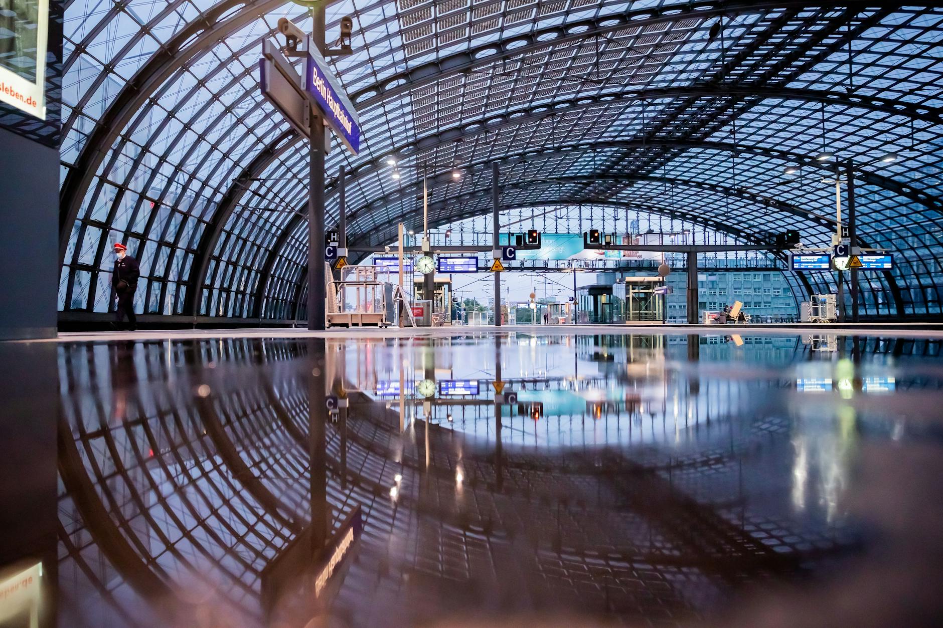 Ein Bahnsteig am Berliner Hauptbahnhof. Ab August rollen von Berlin erst mal keine Nachtzüge mehr nach Paris. 