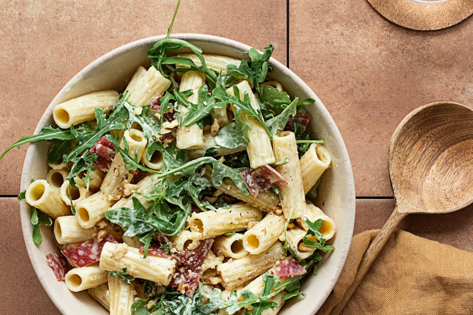 Das Rezept für mediterranen Nudelsalat ist perfekt im Sommer.