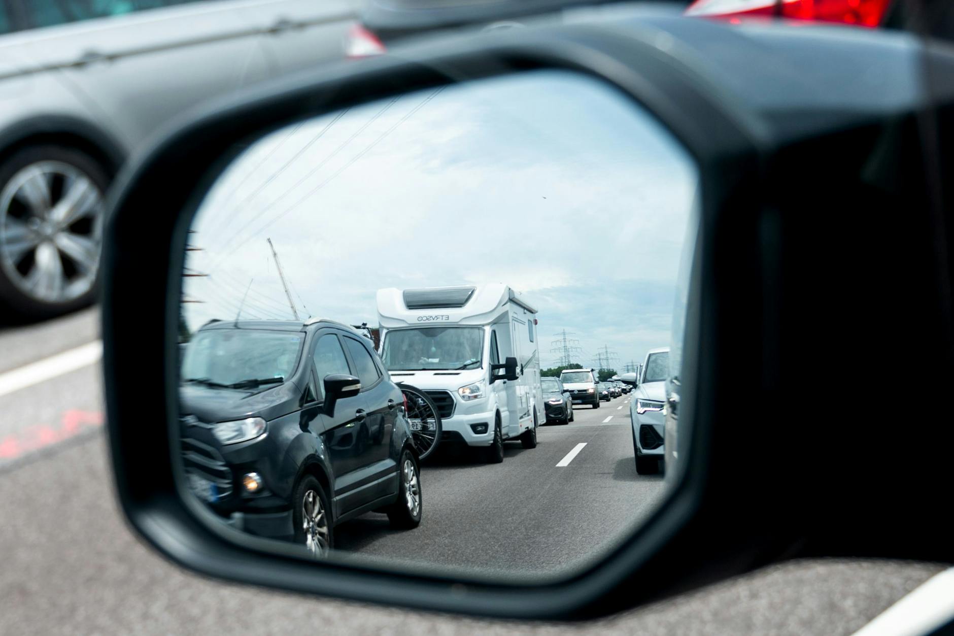 In fast allen Bundesländern dürfen sich Schülerinnen und Schüler am Wochenende über Ferien freuen. Die Fahrt in den Urlaub kann zur Geduldsprobe werden – wenn man zur falschen Zeit unterwegs ist.