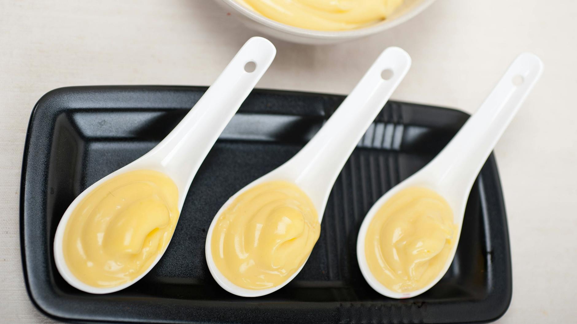 Leckerer Vanillepudding ist die Füllung unseres Schoko-Pudding-Kuchen. Das Rezept ist einfach und genial.