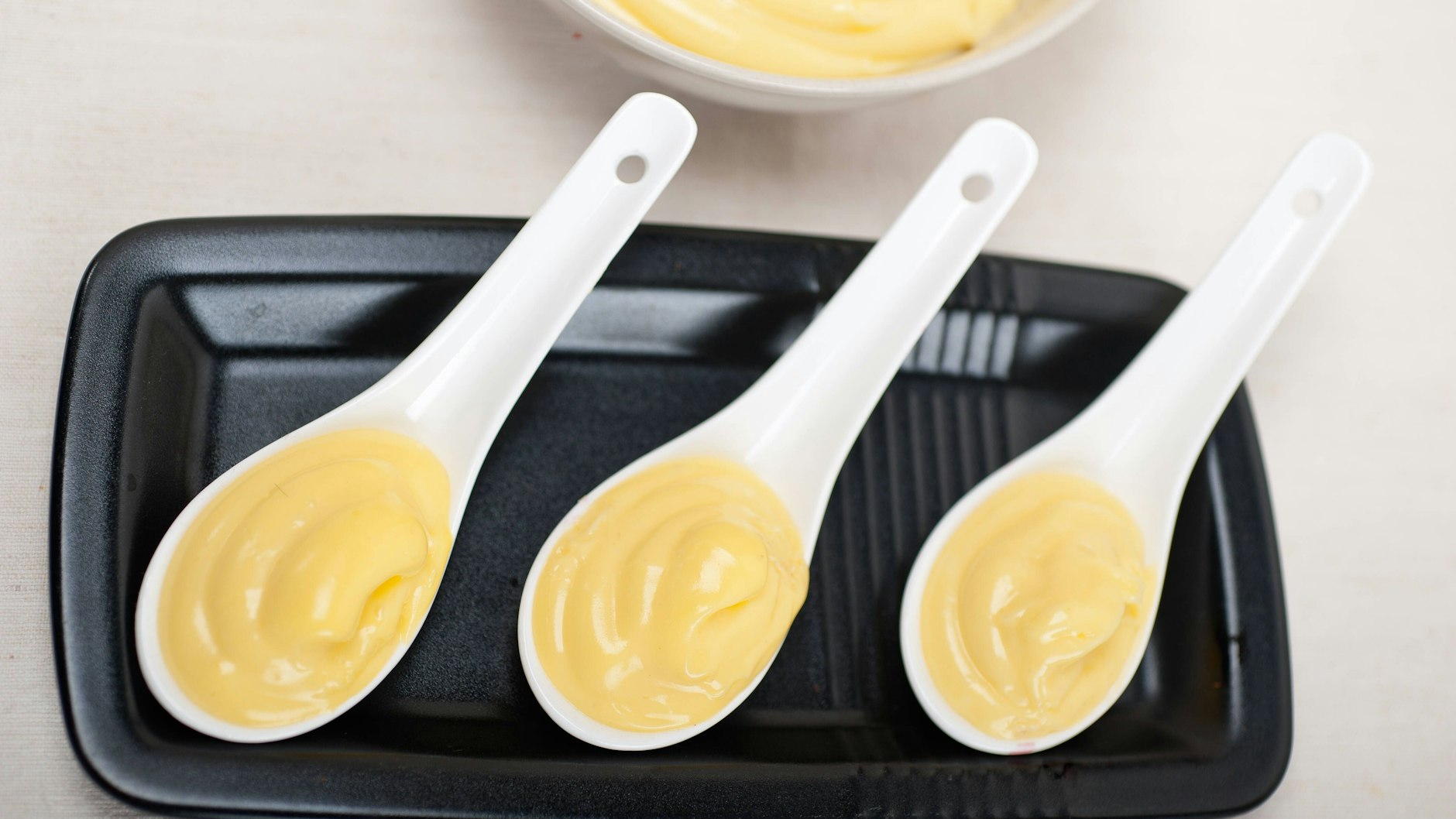 Leckerer Vanillepudding ist die Füllung unseres Schoko-Pudding-Kuchen. Das Rezept ist einfach und genial.