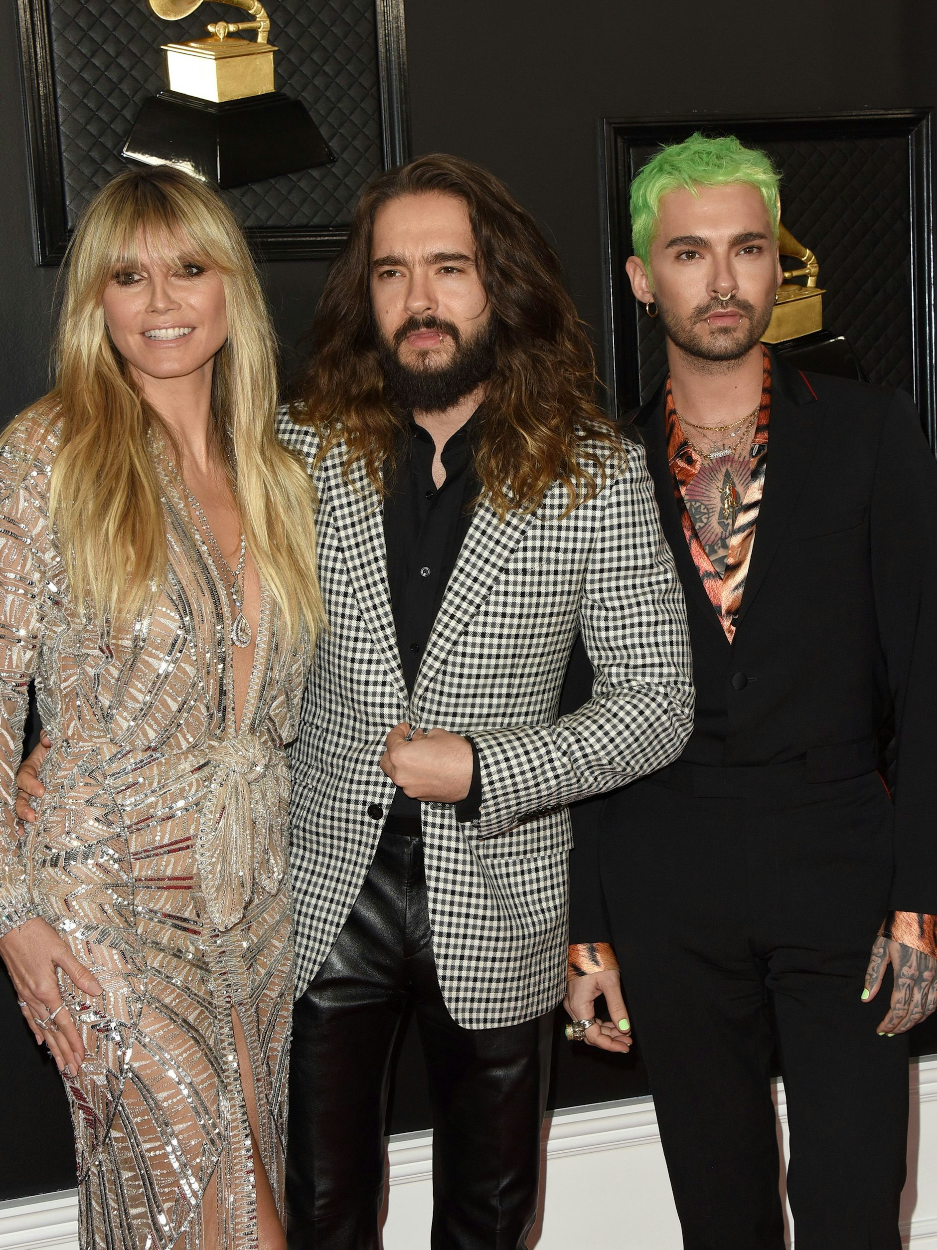 Tom Kaulitz ist seit 2019 mit Heidi Klum verheiratet, von nun an ist man oft zu dritt unterwegs – wie hier bei den Grammys 2020 in Los Angeles. Bill hat zur Abwechslung mal die Haare grün.