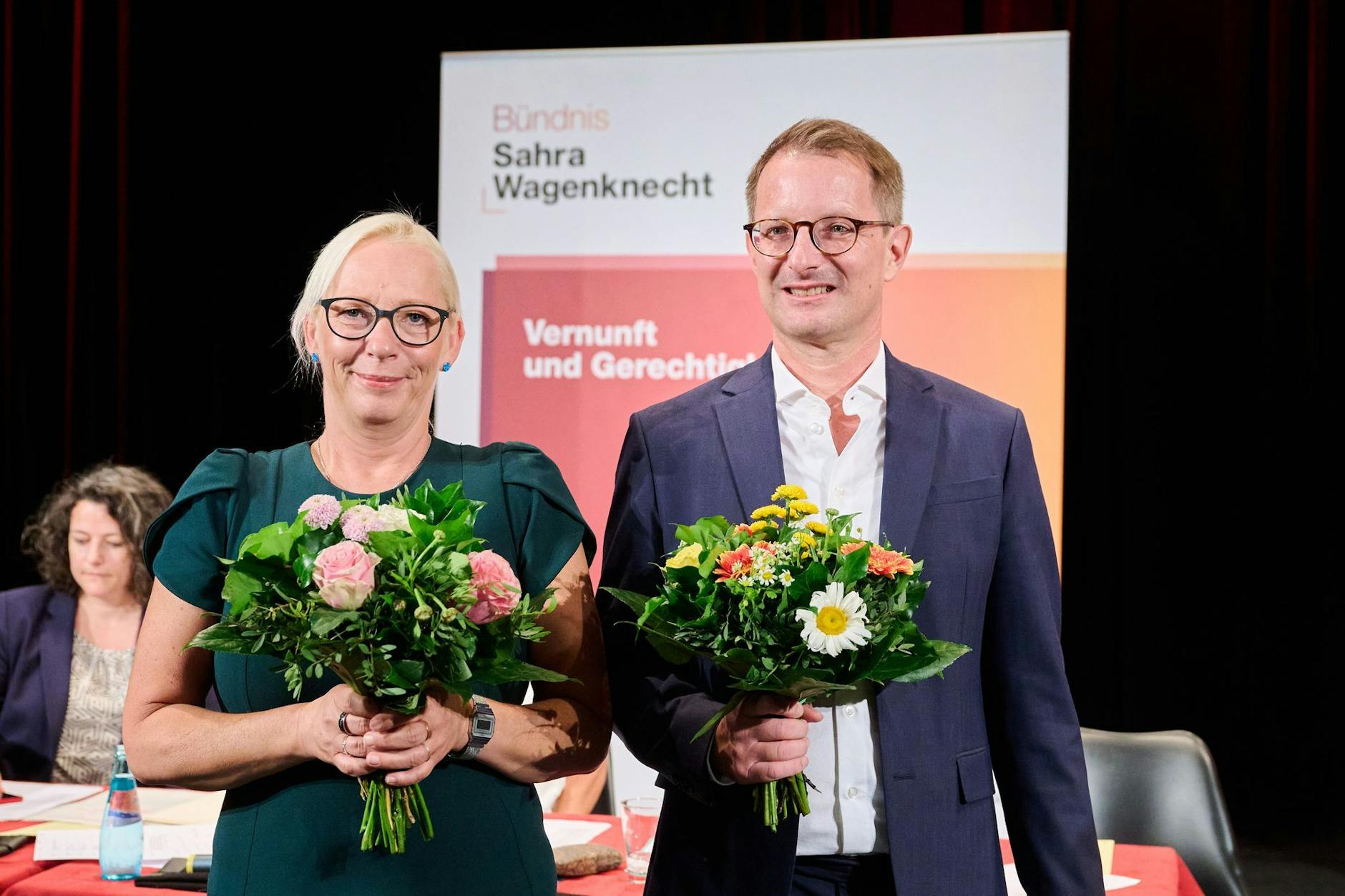Josephine Thyrêt und Alexander King halten nach der Wahl zur Doppelspitze des Landesverbands des Bündniss Sahra Wagenknecht (BSW) einen Blumenstrauß in der Hand. 