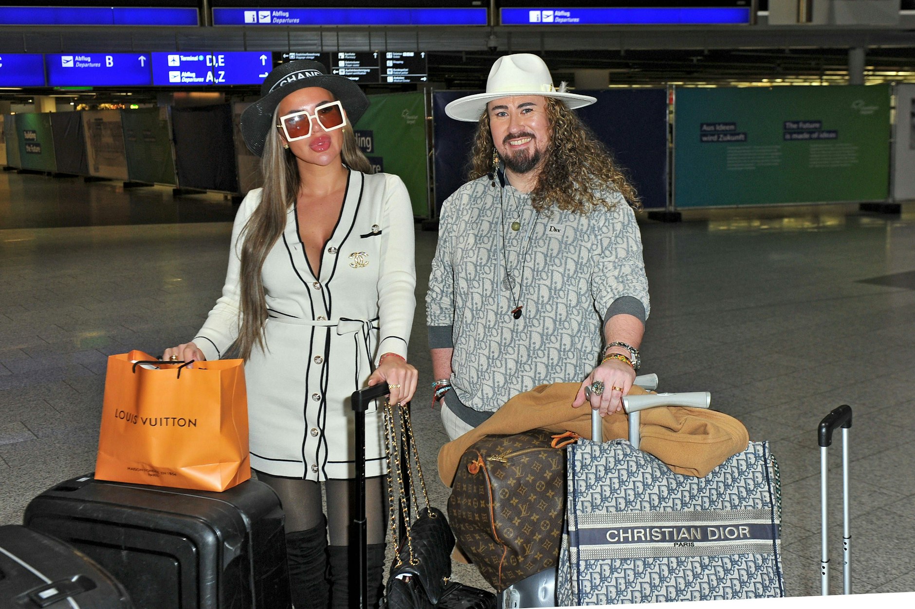 Kim Virginia und Leon Puppe beim Abflug ins Dschungelcamp nach Australien.