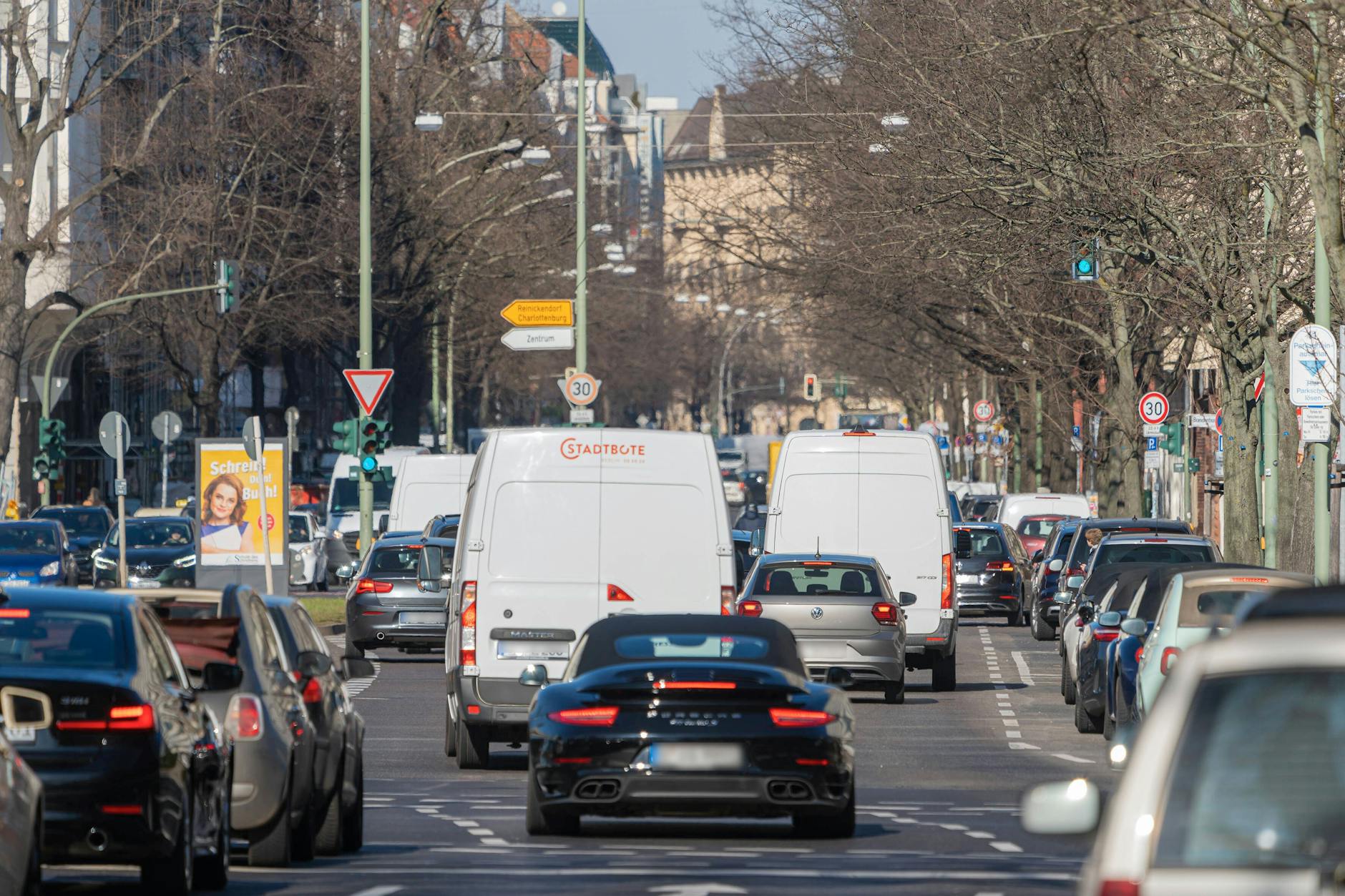 Die Konstanzer Straße war von Verkehrseinschränkungen betroffen, nachdem am Montag ein vermeintlicher Blindgänger aus einem Weltkrieg gefunden wurde.