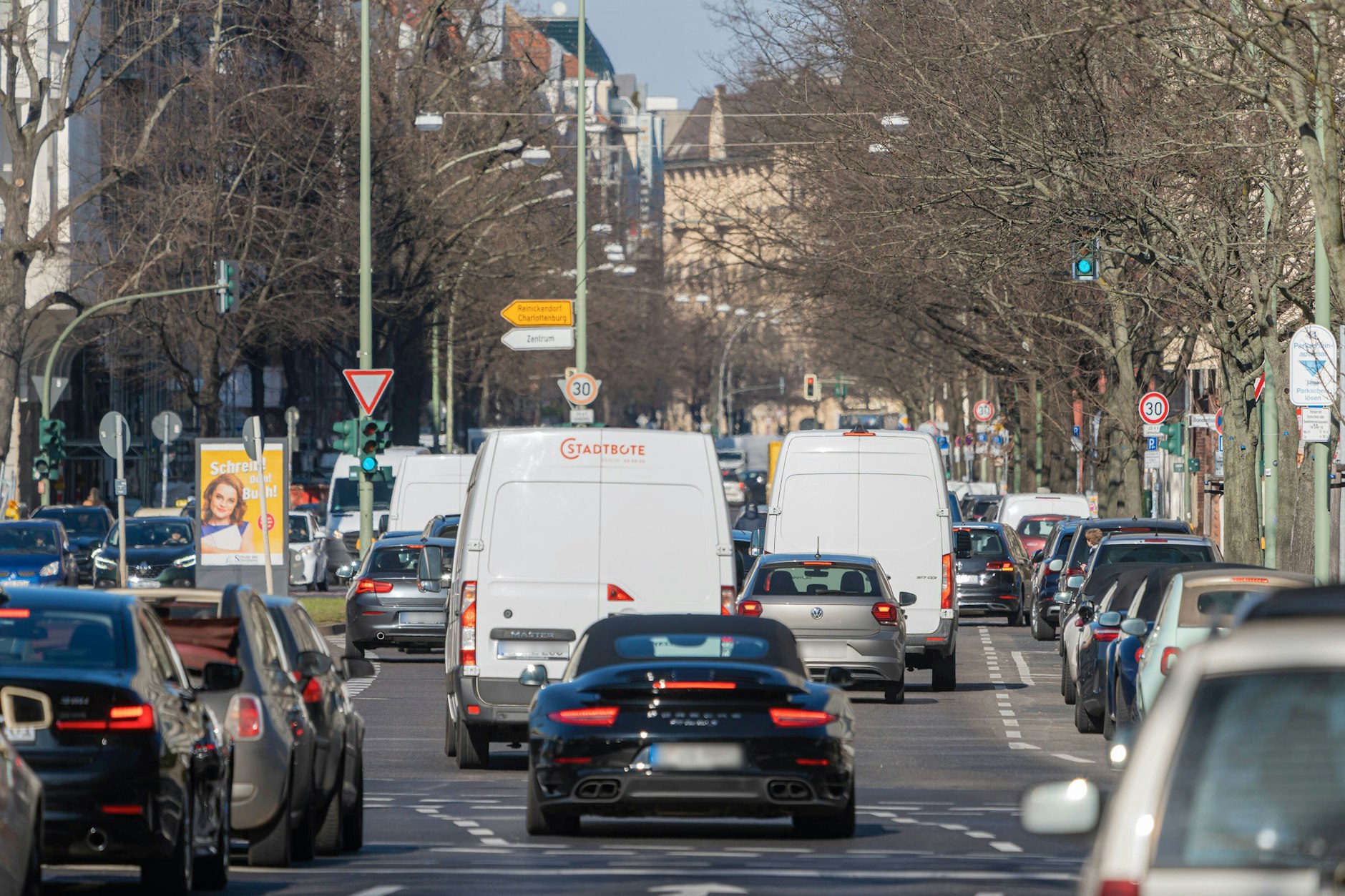 Die Konstanzer Straße war von Verkehrseinschränkungen betroffen, nachdem am Montag ein vermeintlicher Blindgänger aus einem Weltkrieg gefunden wurde.