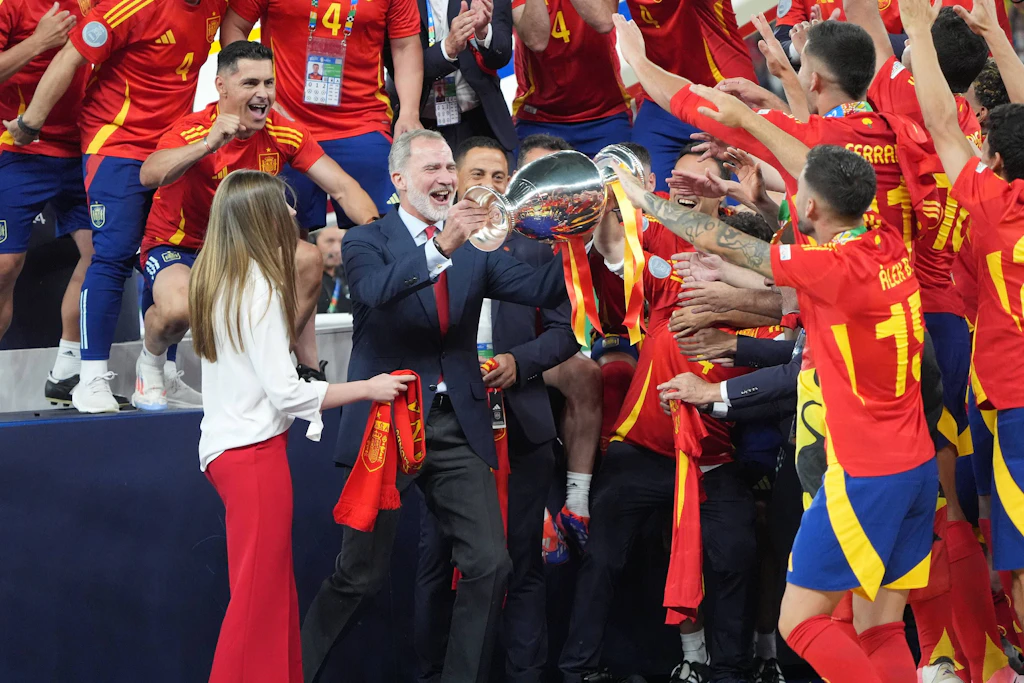 König Felipe VI. feiert mit der spanischen Nationalmannschaft den Titelgewinn.